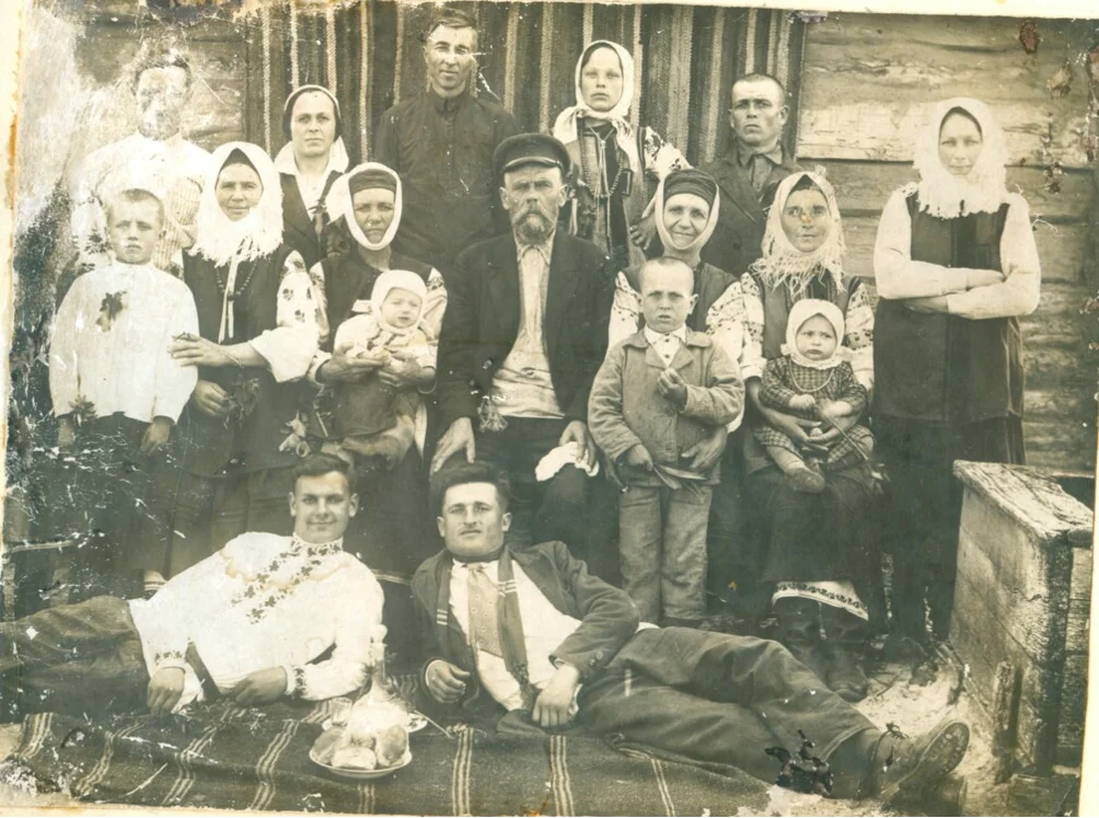 2/8 «На Великдень». Українці в місцевому національному вбранні. Родина Федора та Пріськи Пошабель. 1920-і рр. с. Вороньків, Бориспільський р-н, Київська обл. Історико-етнографічний мистецький альбом Івана Гончара «Україна та Українці».