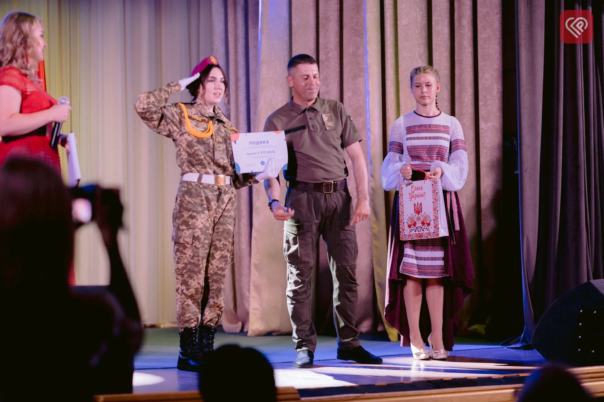 Військовий Едуард Нікітін виконав нагородження випускників гуртка «Міська Рада Дітей Переяслава» (МРДП)Переяславського будинку художньої творчості дітей, юнацтва та молоді: