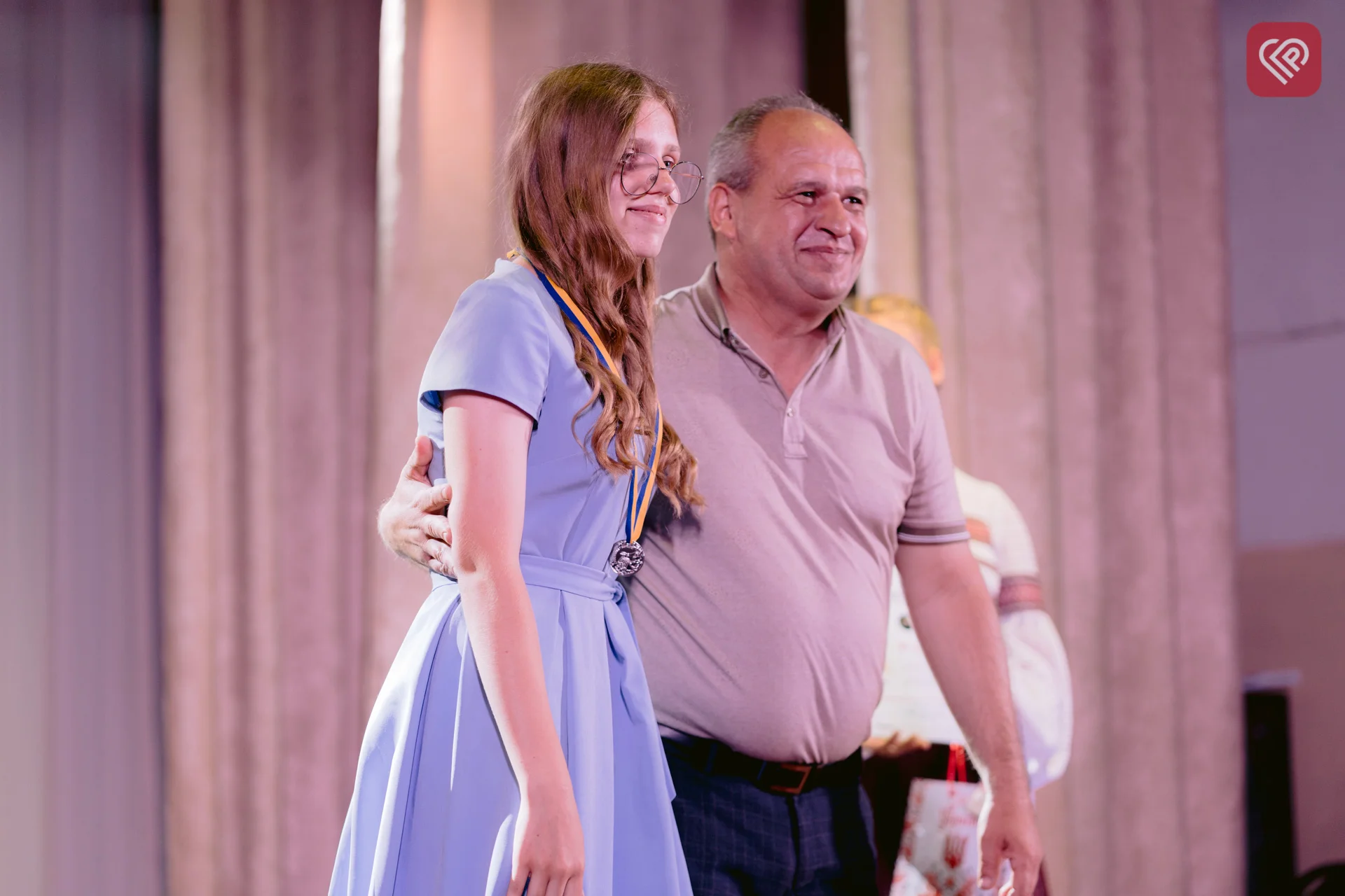 - нагородження 9 випускників срібними медалями «За досягнення в навчанні» провів начальник відділу освіти Переяславської міської ради Петро Миколайович Ярмоленко: