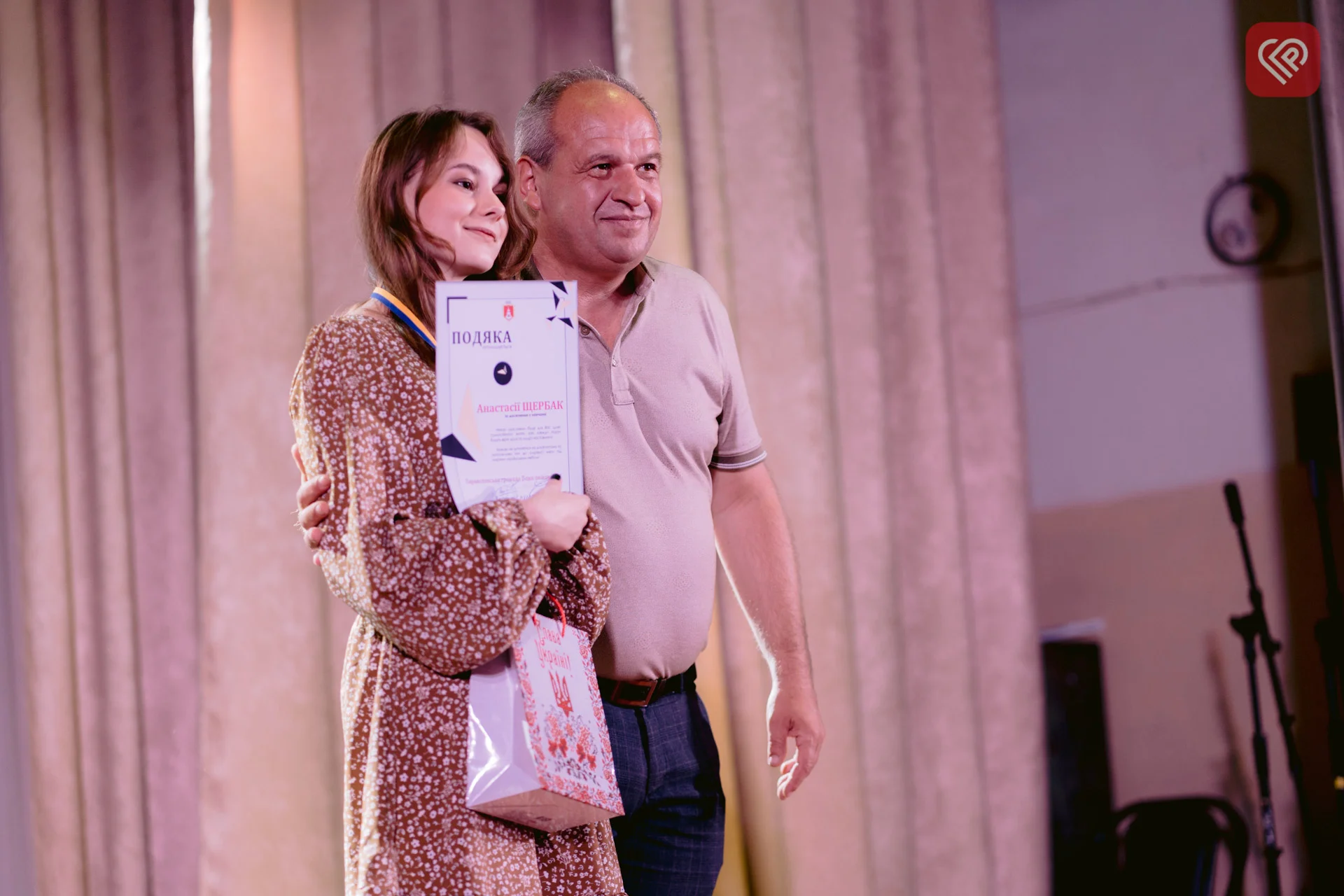 - нагородження 9 випускників срібними медалями «За досягнення в навчанні» провів начальник відділу освіти Переяславської міської ради Петро Миколайович Ярмоленко: