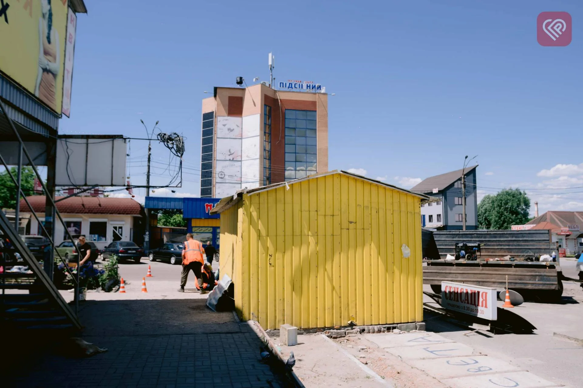 ВУКГ демонтує «Сенсацію»: фото з місця події