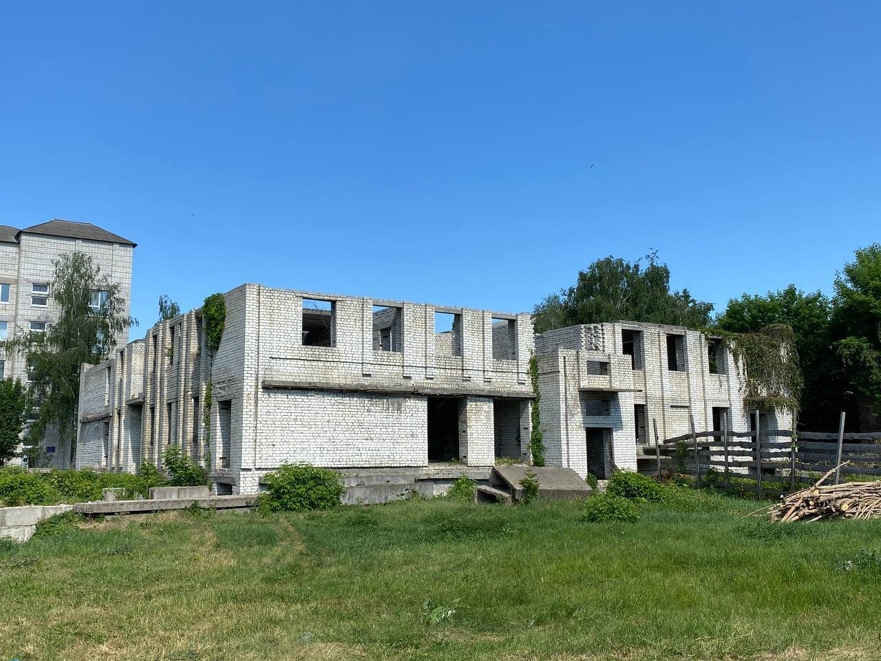 недобудований корпус пологового відділення КНП «Переяславська БЛІЛ» по вул. Б. Хмельницького, 137.