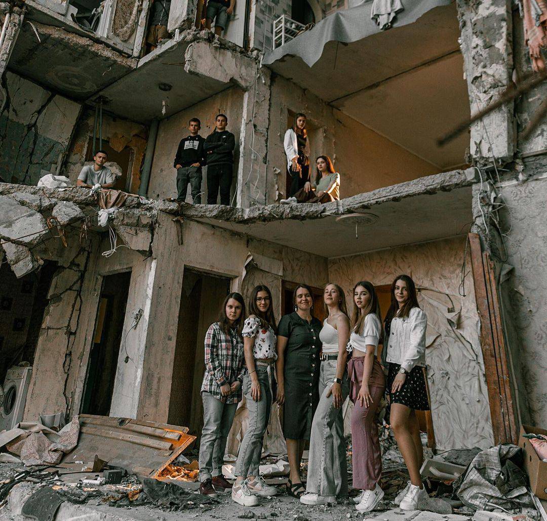 Випускний серед руїн