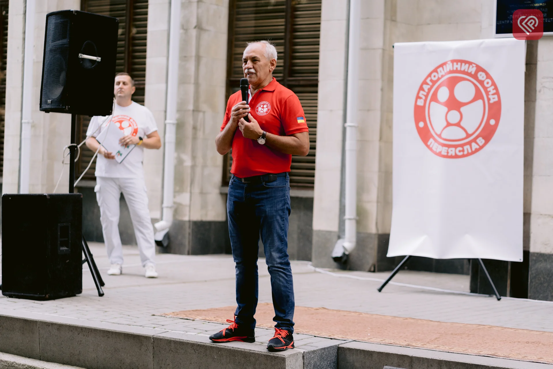 БФ «Переяслав» і митці ЦКМ об’єдналися для допомоги людям, що евакуювалися з окупації та території бойових дій – ярмаркували й дарували таланти (фото)