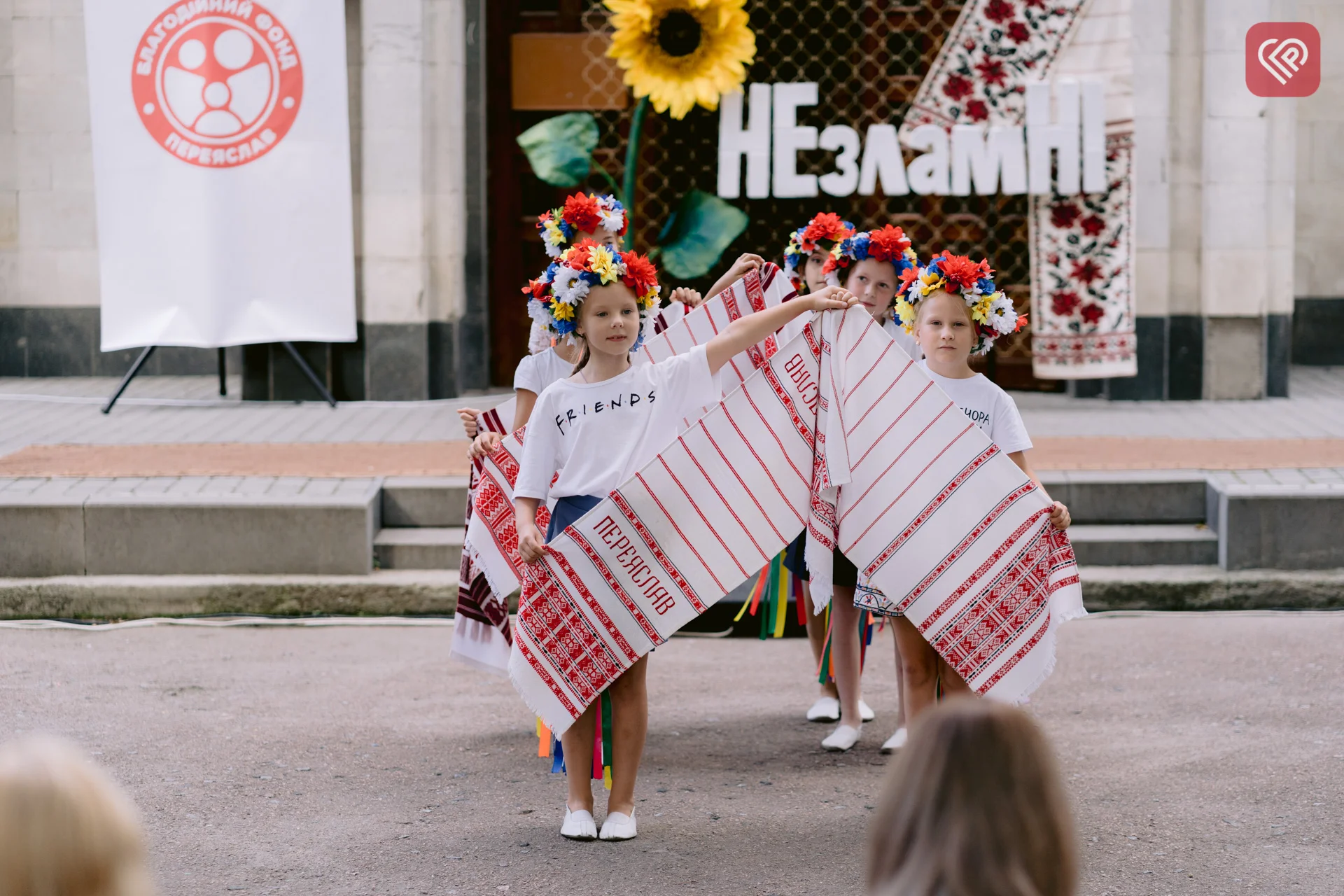 БФ «Переяслав» і митці ЦКМ об’єдналися для допомоги людям, що евакуювалися з окупації та території бойових дій – ярмаркували й дарували таланти (фото)