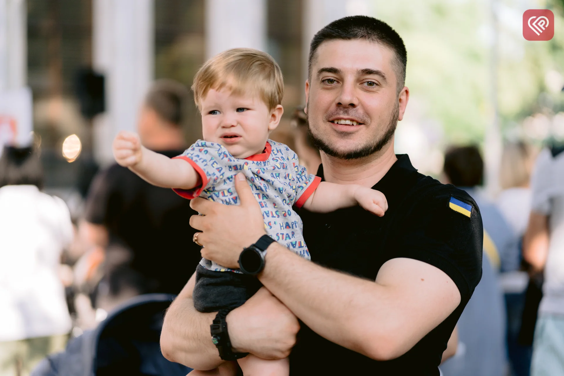 БФ «Переяслав» і митці ЦКМ об’єдналися для допомоги людям, що евакуювалися з окупації та території бойових дій – ярмаркували й дарували таланти (фото)