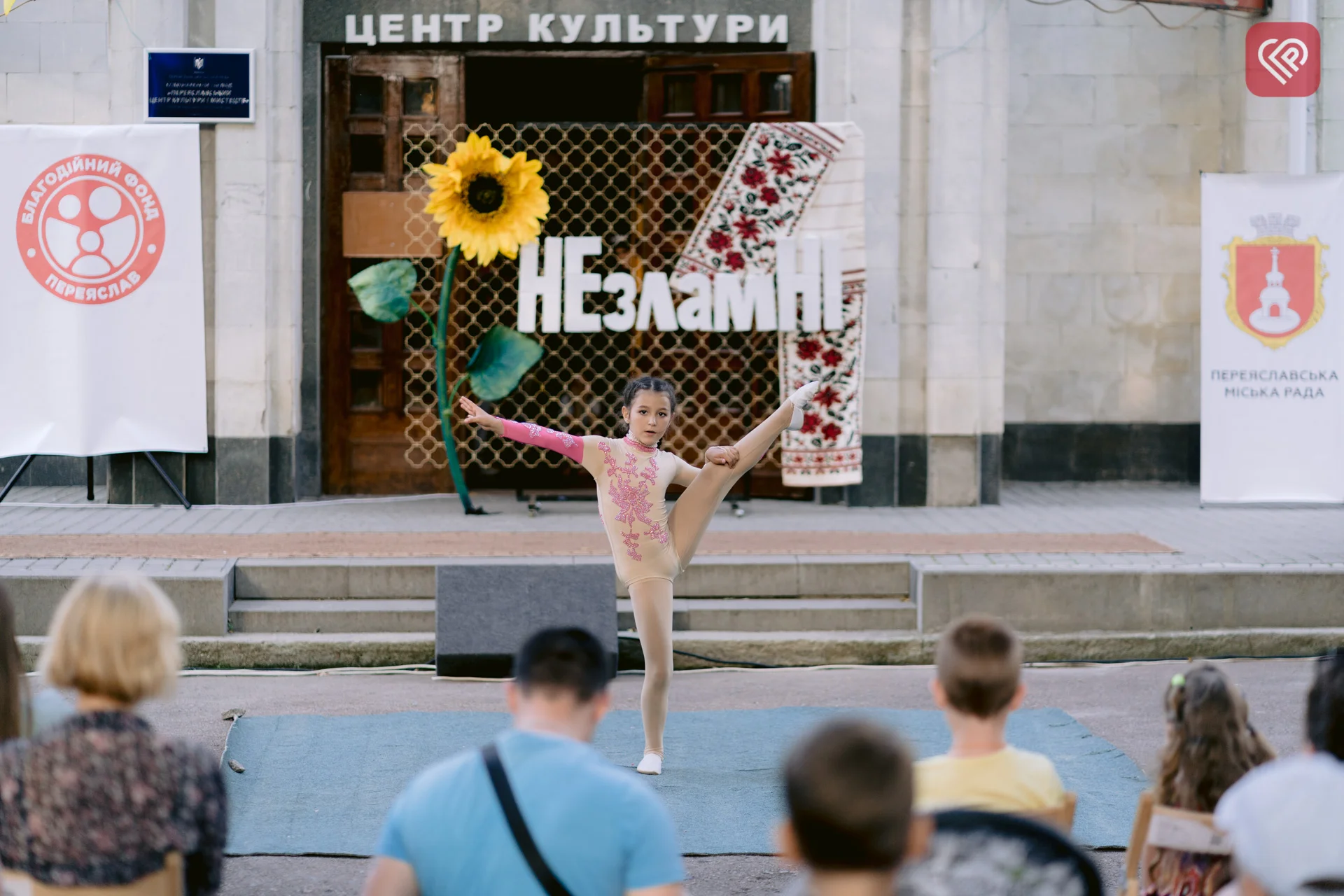 БФ «Переяслав» і митці ЦКМ об’єдналися для допомоги людям, що евакуювалися з окупації та території бойових дій – ярмаркували й дарували таланти (фото)