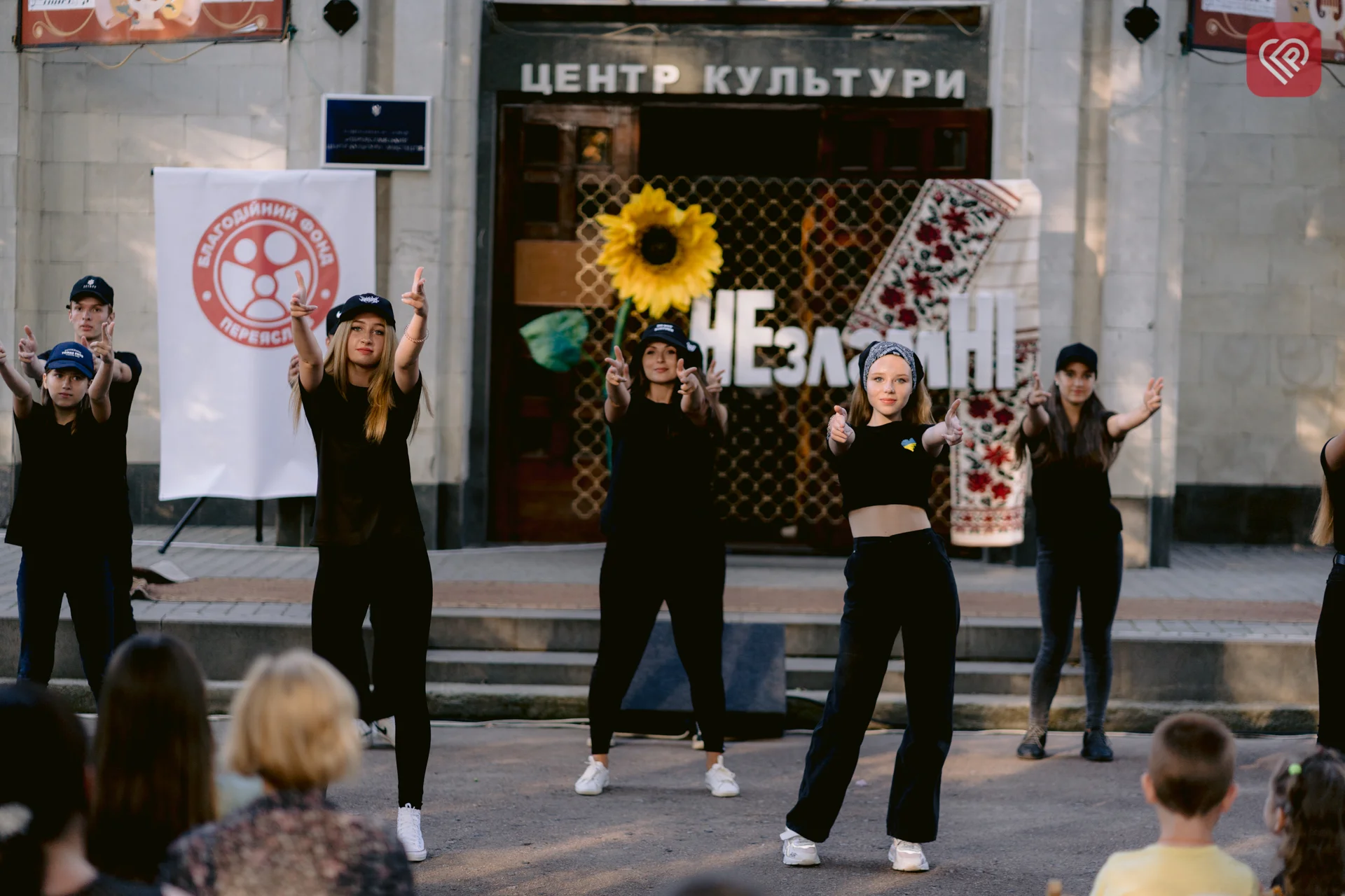 БФ «Переяслав» і митці ЦКМ об’єдналися для допомоги людям, що евакуювалися з окупації та території бойових дій – ярмаркували й дарували таланти (фото)