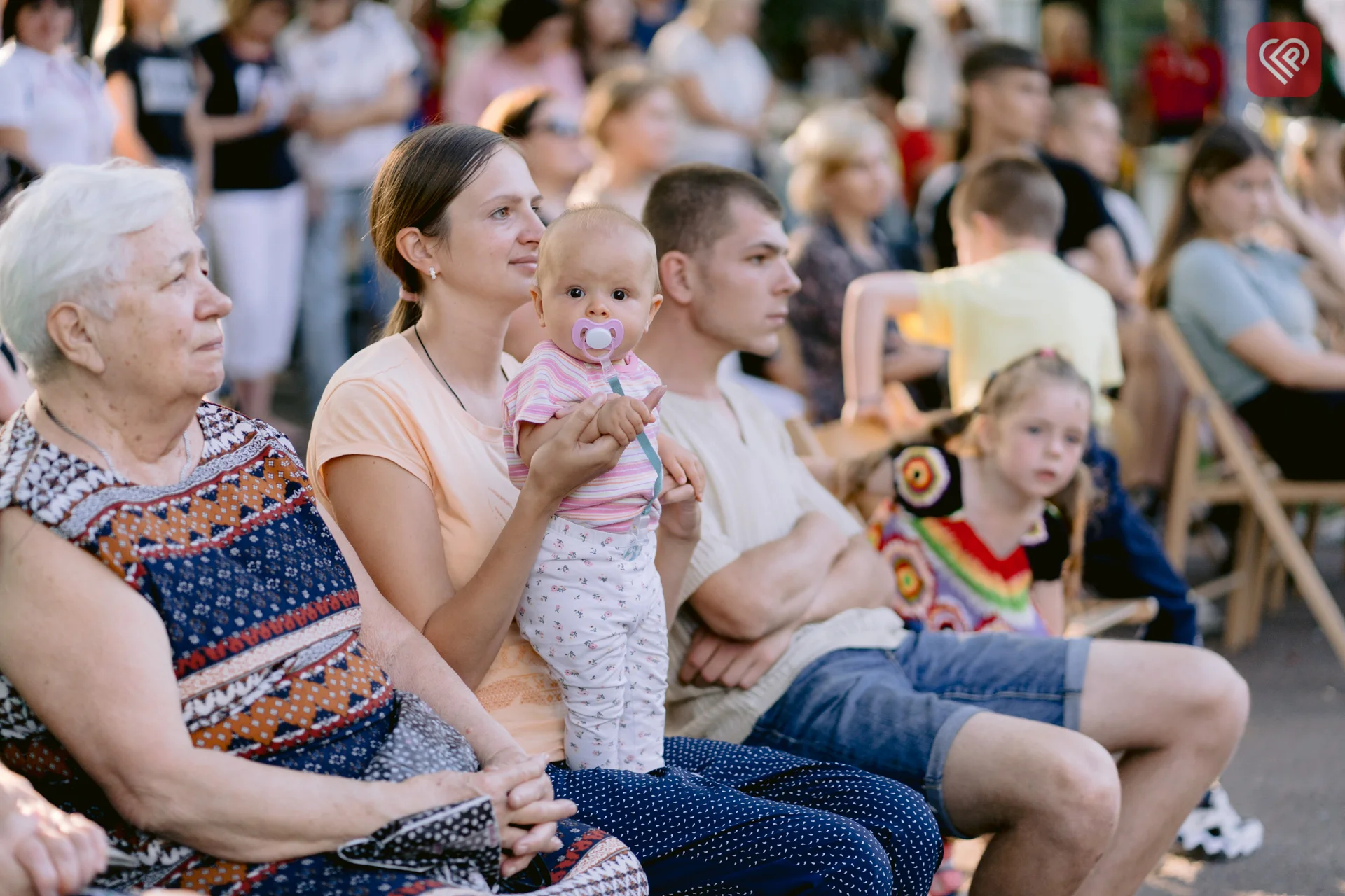 БФ «Переяслав» і митці ЦКМ об’єдналися для допомоги людям, що евакуювалися з окупації та території бойових дій – ярмаркували й дарували таланти (фото)
