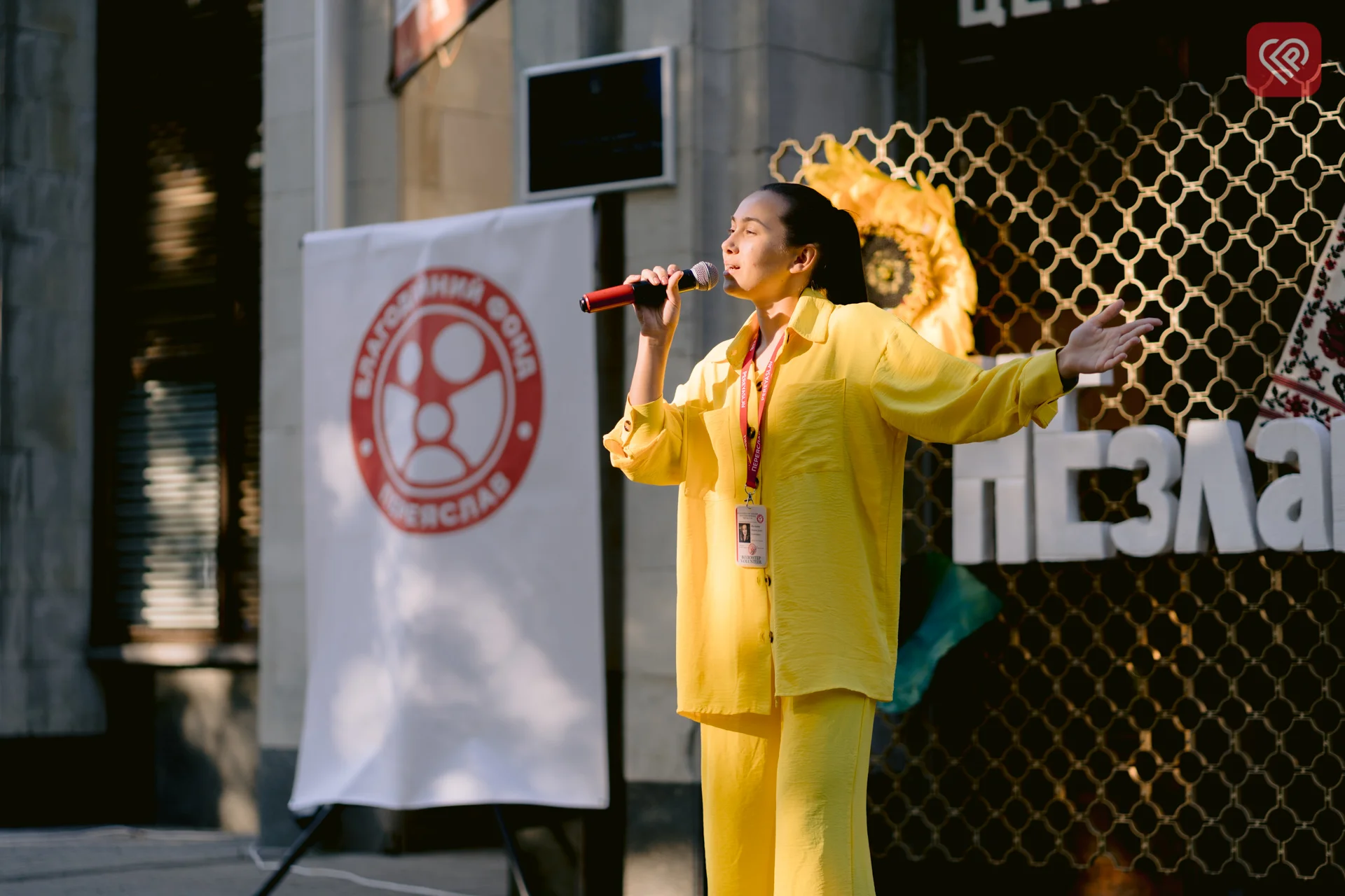 БФ «Переяслав» і митці ЦКМ об’єдналися для допомоги людям, що евакуювалися з окупації та території бойових дій – ярмаркували й дарували таланти (фото)