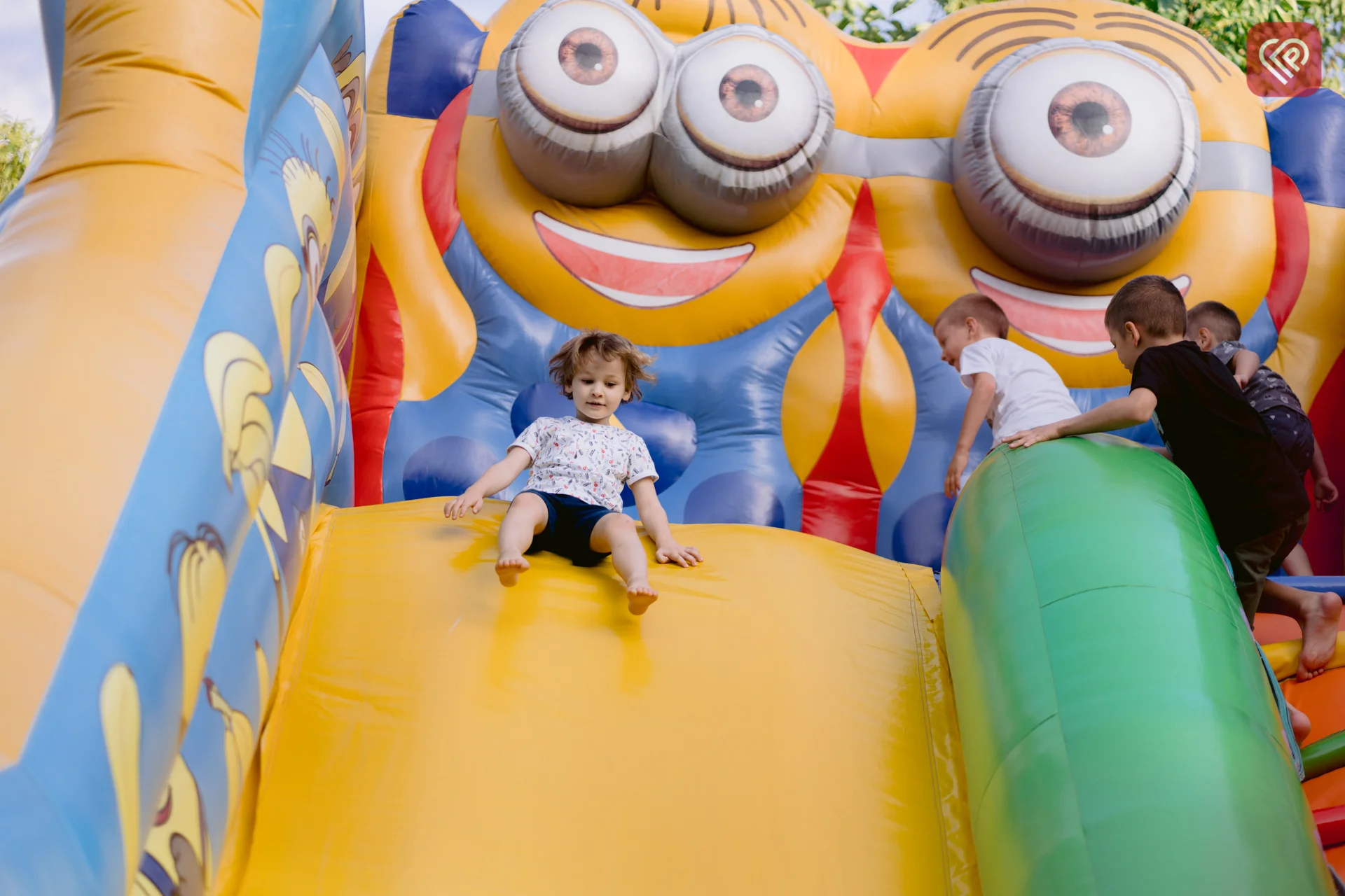 БФ «Переяслав» і митці ЦКМ об’єдналися для допомоги людям, що евакуювалися з окупації та території бойових дій – ярмаркували й дарували таланти (фото)