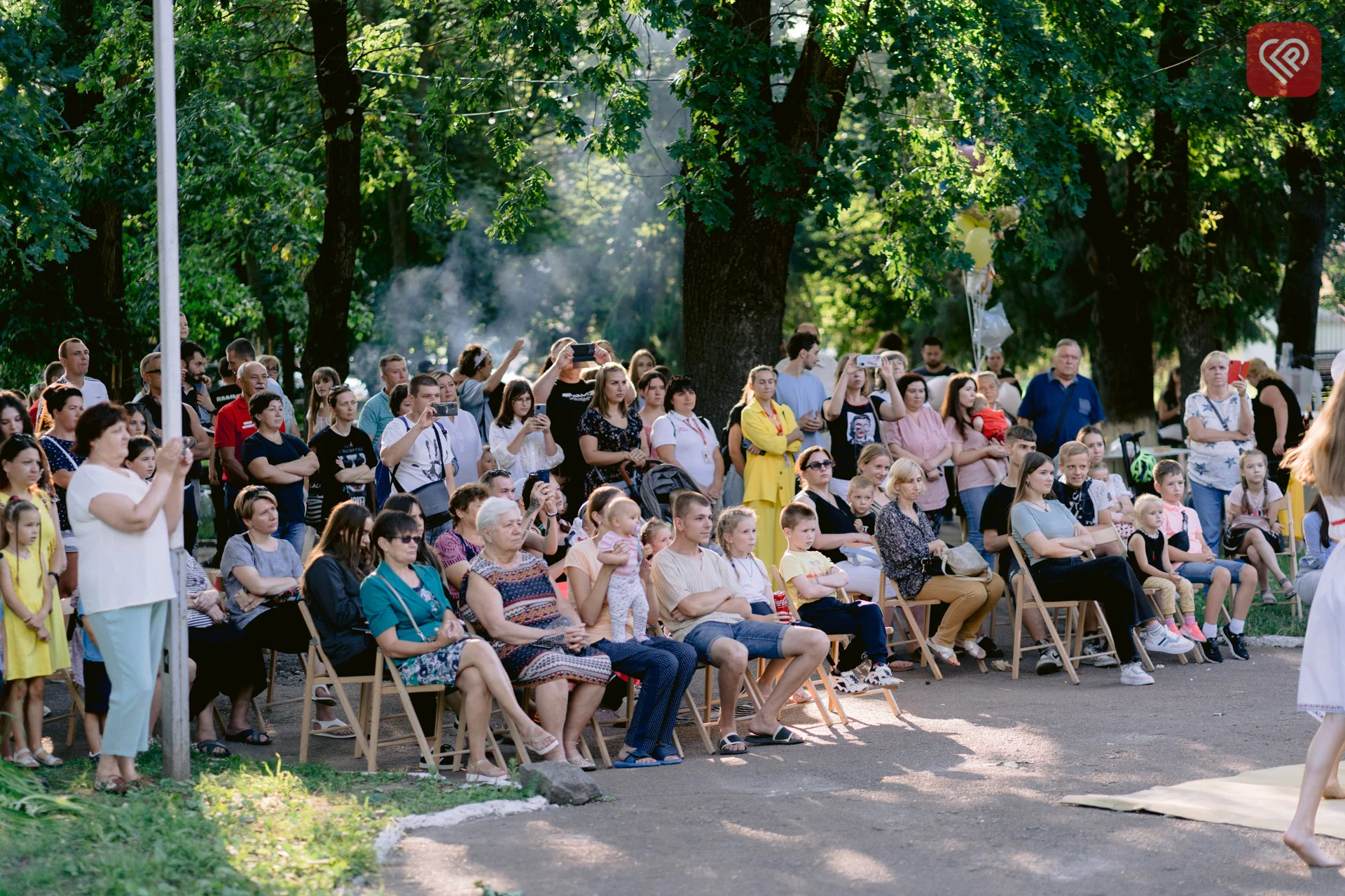 БФ «Переяслав» і митці ЦКМ об’єдналися для допомоги людям, що евакуювалися з окупації та території бойових дій – ярмаркували й дарували таланти (фото)
