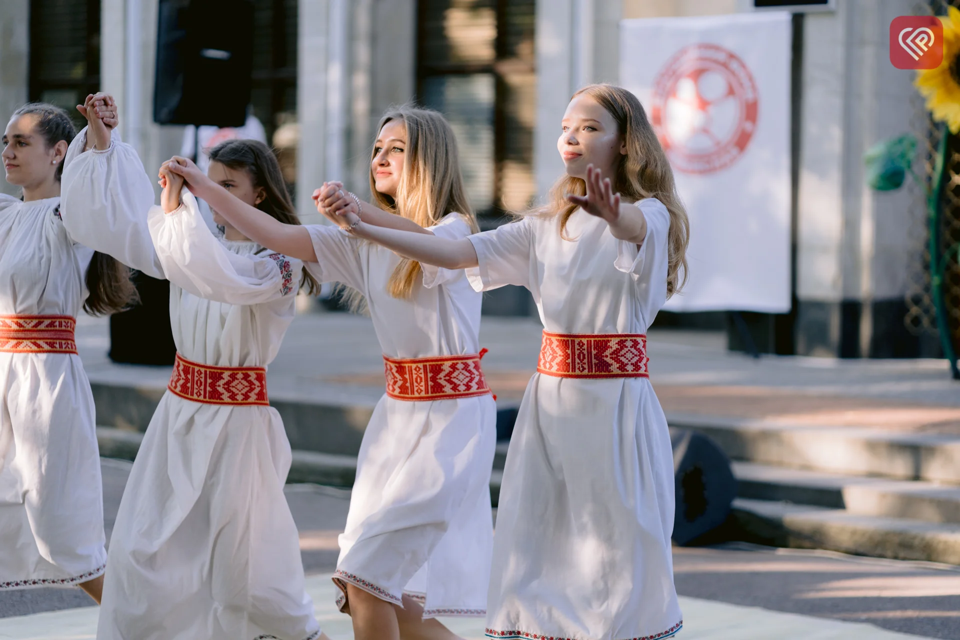 БФ «Переяслав» і митці ЦКМ об’єдналися для допомоги людям, що евакуювалися з окупації та території бойових дій – ярмаркували й дарували таланти (фото)