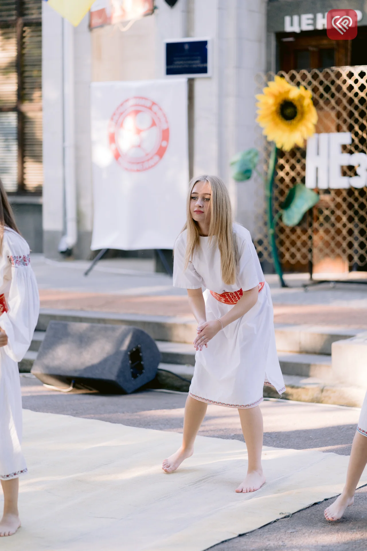 БФ «Переяслав» і митці ЦКМ об’єдналися для допомоги людям, що евакуювалися з окупації та території бойових дій – ярмаркували й дарували таланти (фото)