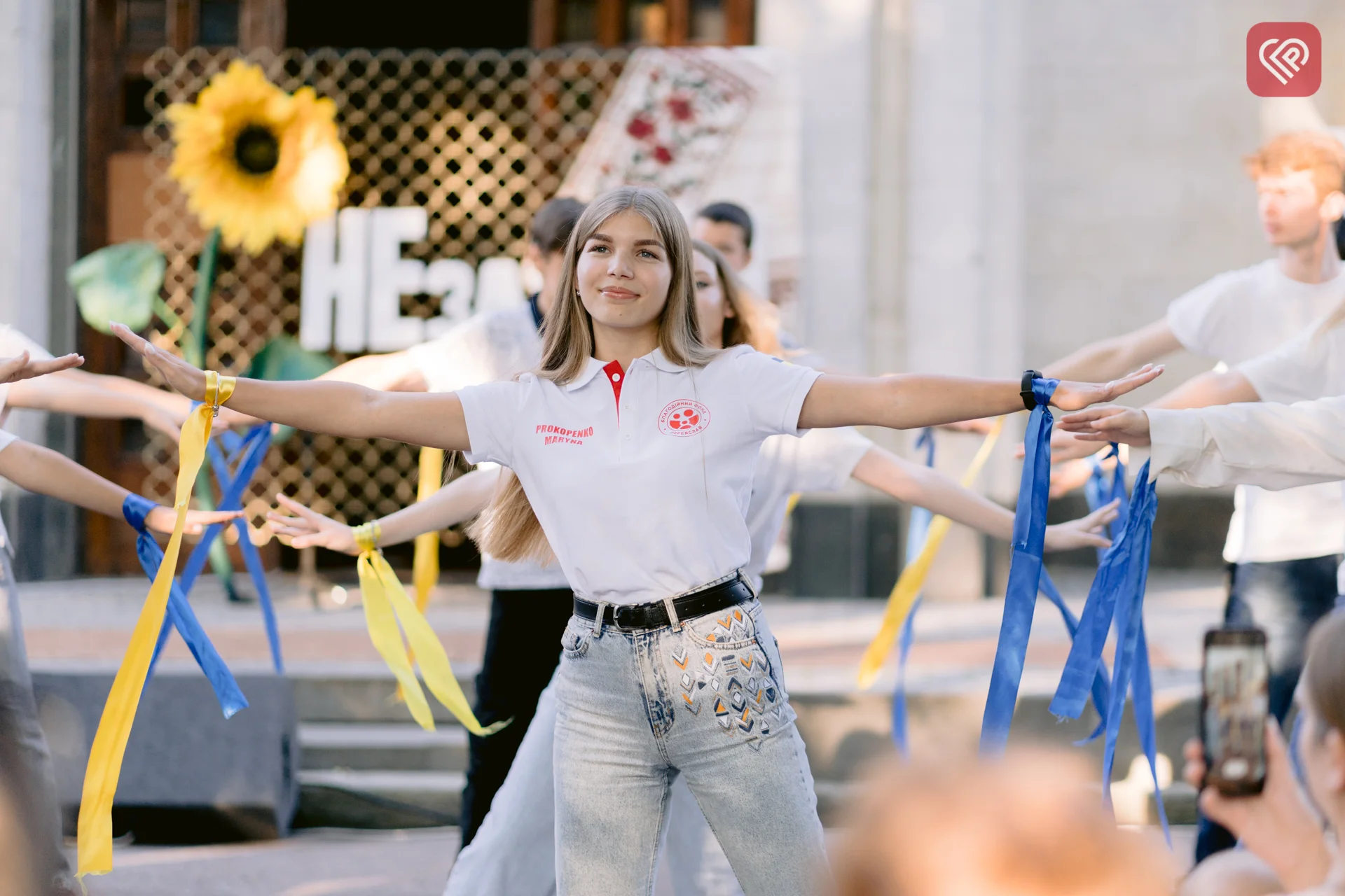БФ «Переяслав» і митці ЦКМ об’єдналися для допомоги людям, що евакуювалися з окупації та території бойових дій – ярмаркували й дарували таланти (фото)