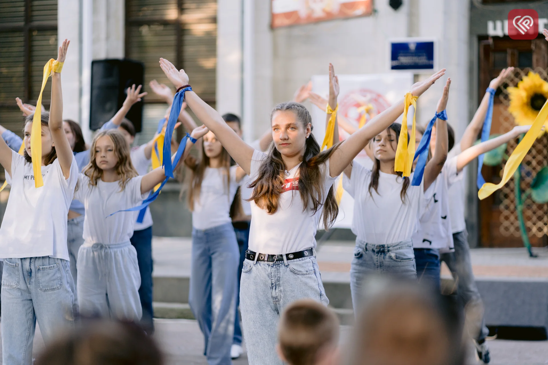 БФ «Переяслав» і митці ЦКМ об’єдналися для допомоги людям, що евакуювалися з окупації та території бойових дій – ярмаркували й дарували таланти (фото)