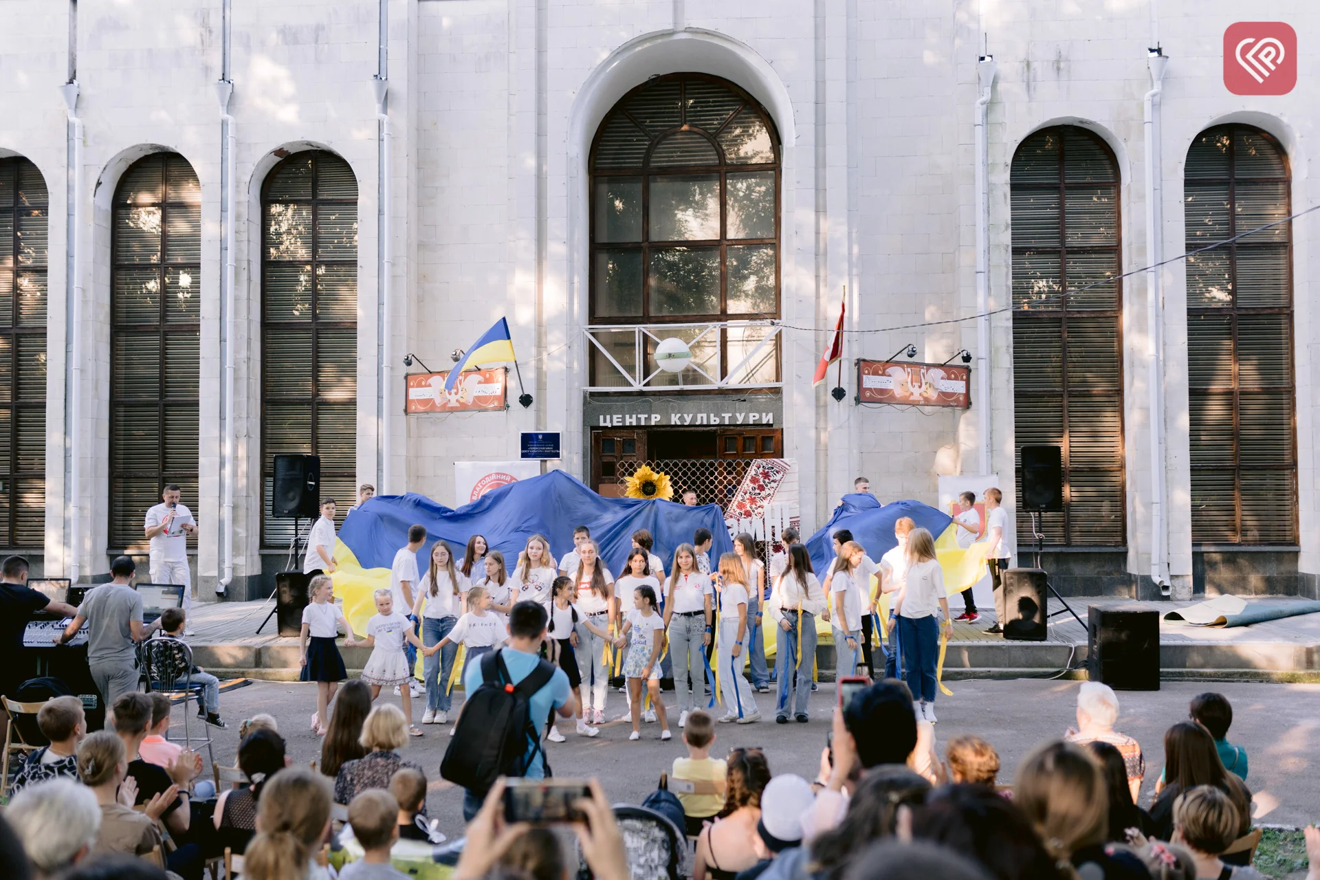 БФ «Переяслав» і митці ЦКМ об’єдналися для допомоги людям, що евакуювалися з окупації та території бойових дій – ярмаркували й дарували таланти (фото)