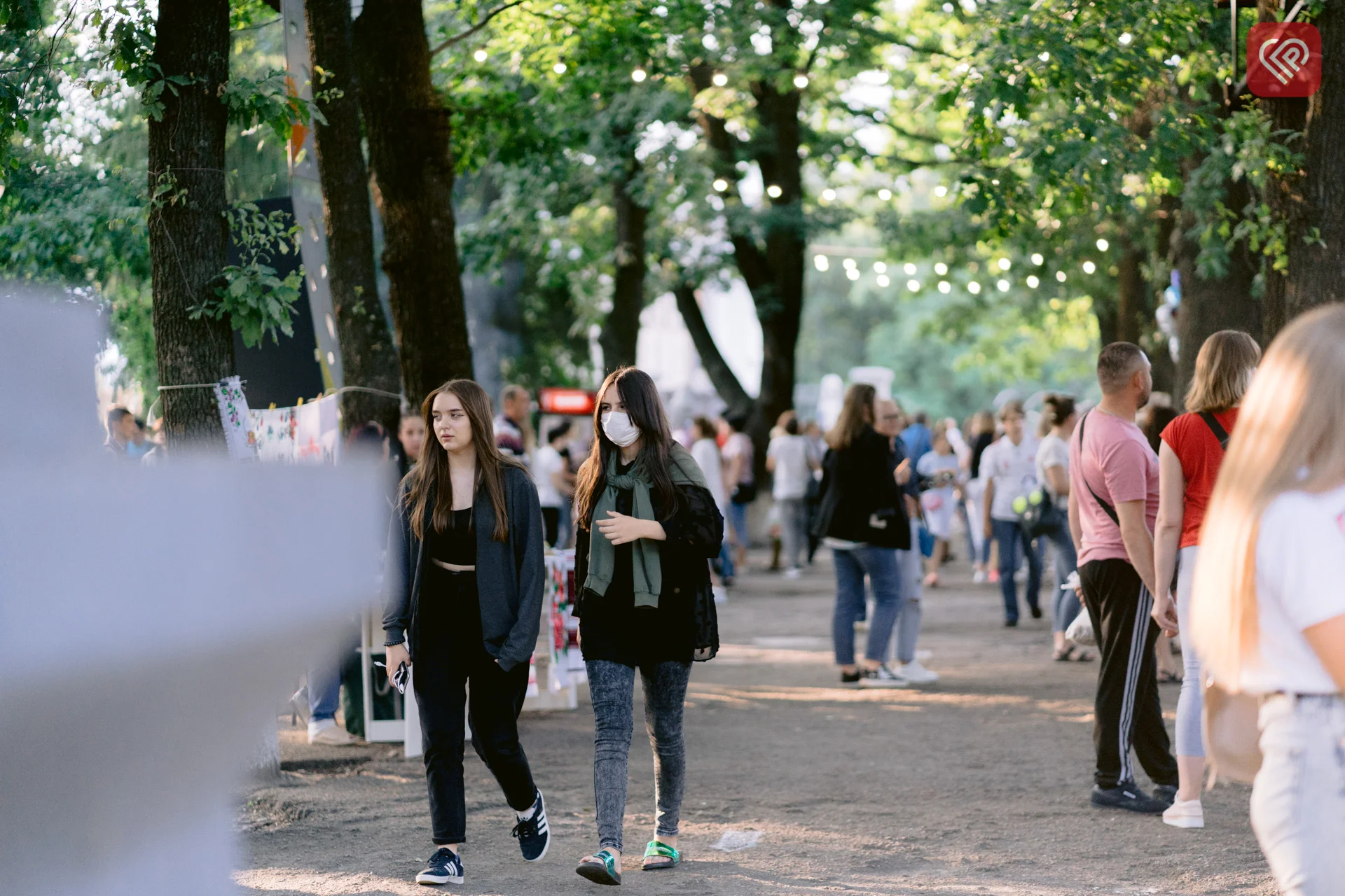 БФ «Переяслав» і митці ЦКМ об’єдналися для допомоги людям, що евакуювалися з окупації та території бойових дій – ярмаркували й дарували таланти (фото)