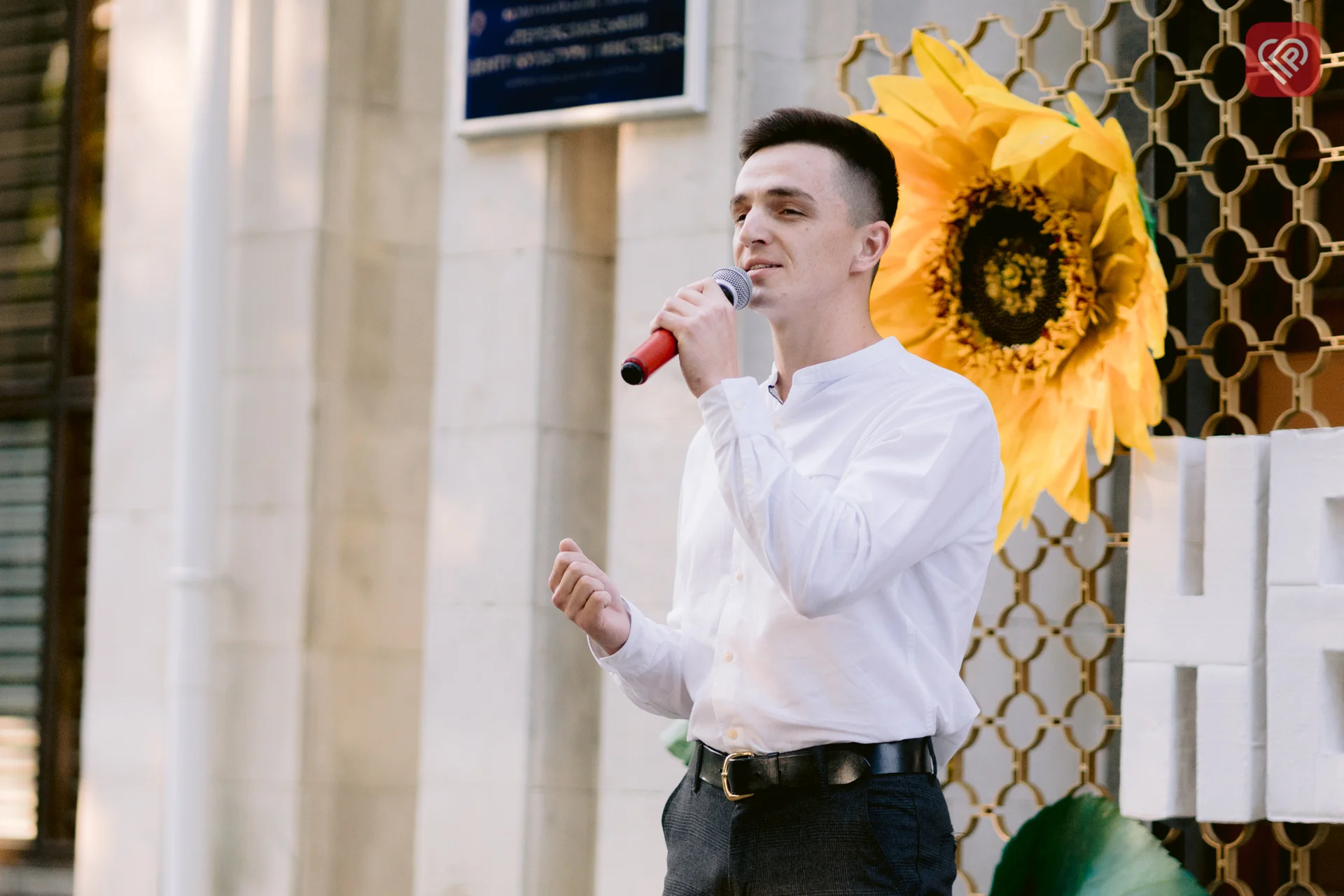 БФ «Переяслав» і митці ЦКМ об’єдналися для допомоги людям, що евакуювалися з окупації та території бойових дій – ярмаркували й дарували таланти (фото)