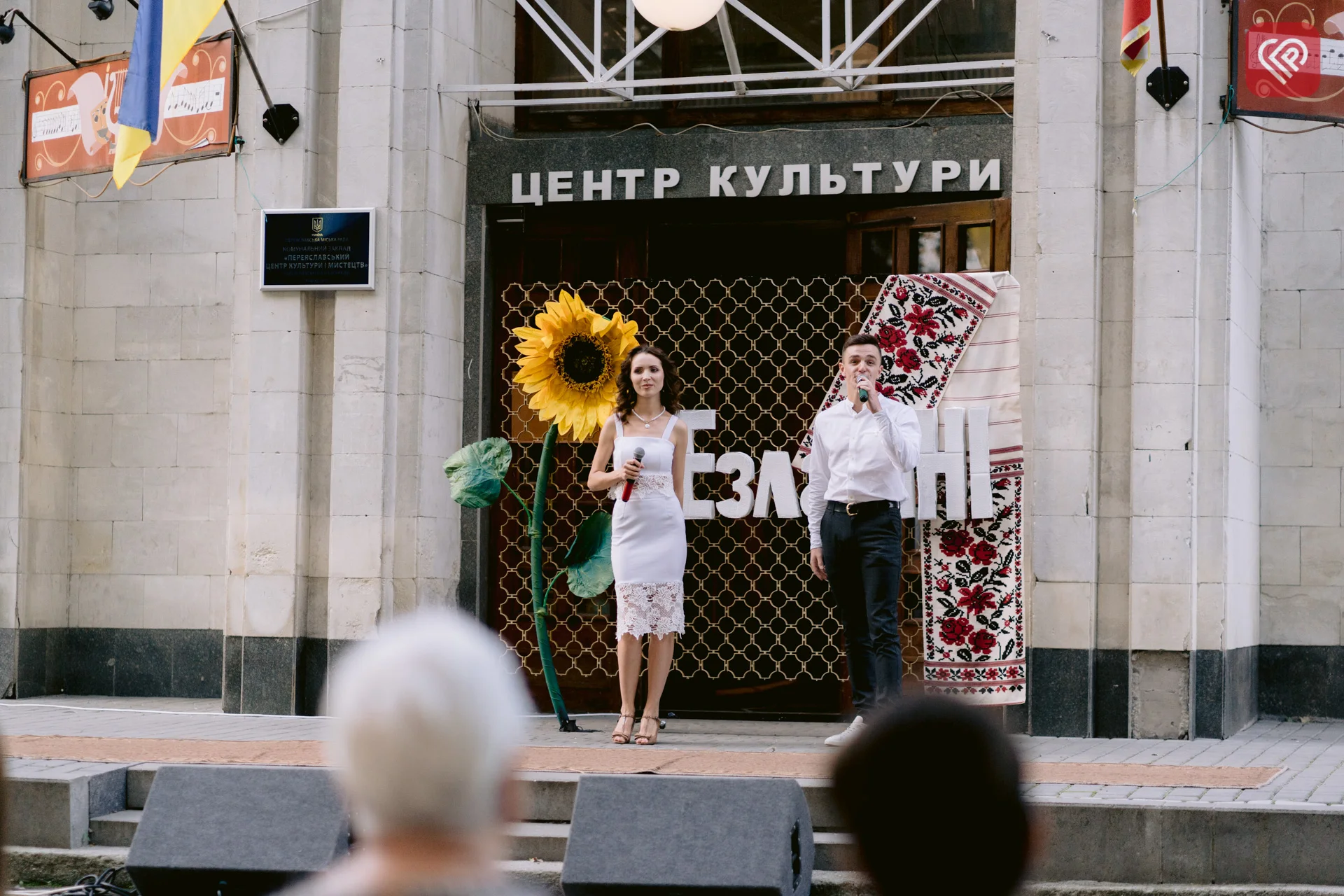 БФ «Переяслав» і митці ЦКМ об’єдналися для допомоги людям, що евакуювалися з окупації та території бойових дій – ярмаркували й дарували таланти (фото)