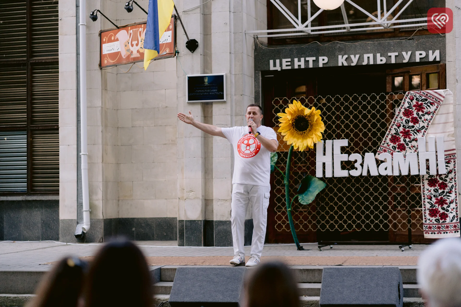 БФ «Переяслав» і митці ЦКМ об’єдналися для допомоги людям, що евакуювалися з окупації та території бойових дій – ярмаркували й дарували таланти (фото)