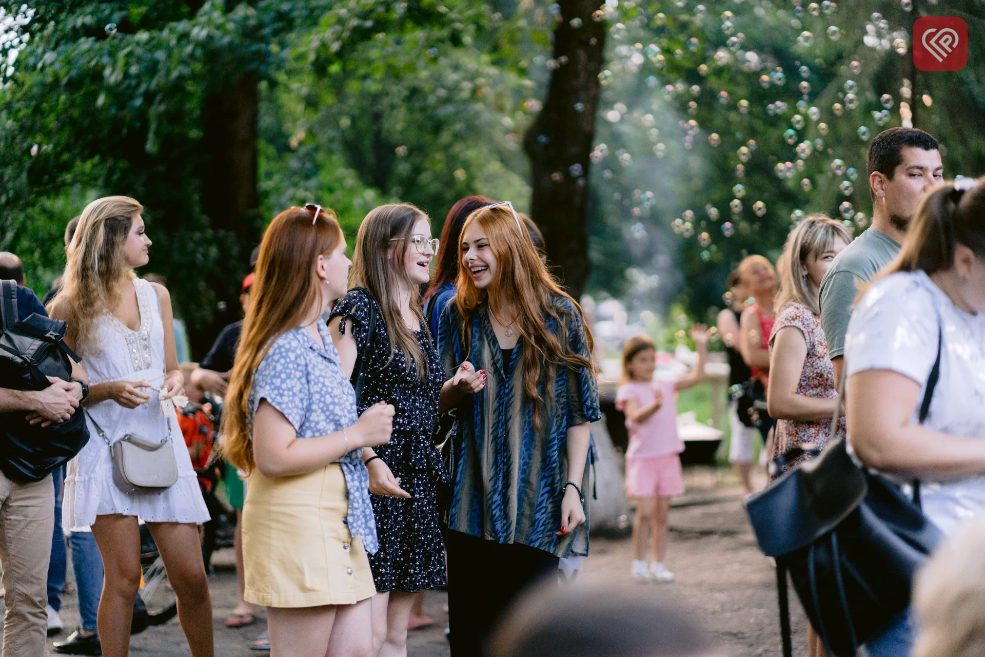 БФ «Переяслав» і митці ЦКМ об’єдналися для допомоги людям, що евакуювалися з окупації та території бойових дій – ярмаркували й дарували таланти (фото)