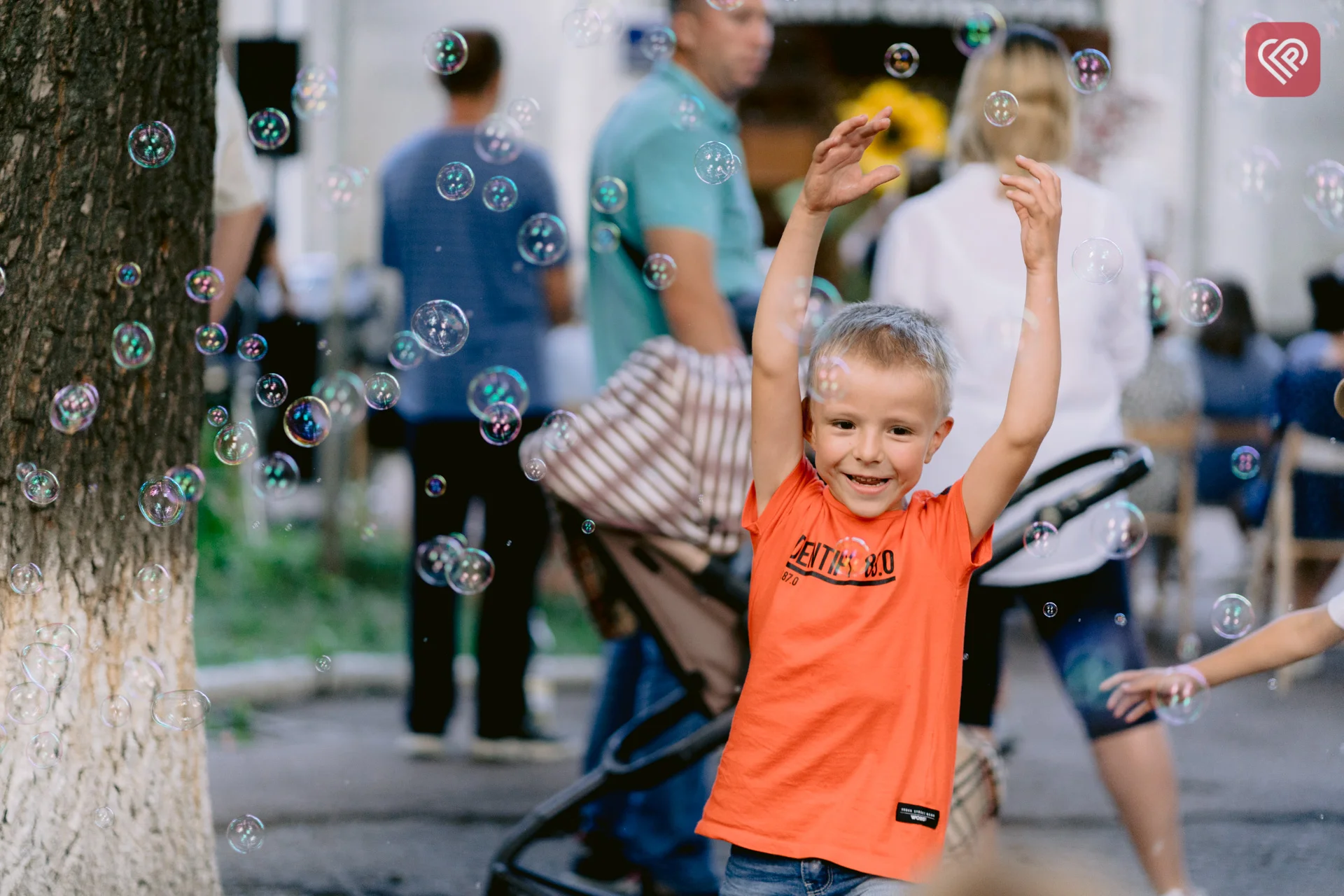 БФ «Переяслав» і митці ЦКМ об’єдналися для допомоги людям, що евакуювалися з окупації та території бойових дій – ярмаркували й дарували таланти (фото)