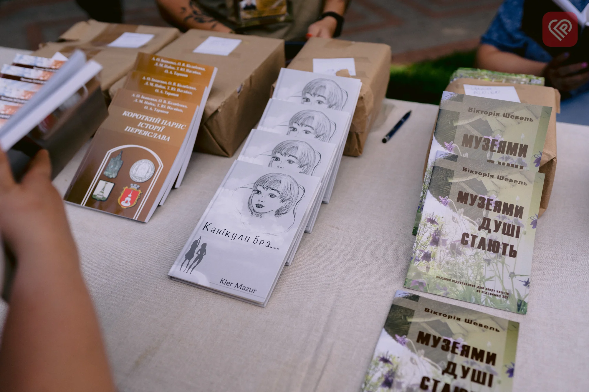 У суботу волонтери, митці, історики та музейники міста об’єдналися в серці Переяслава для допомоги Збройним Силам України – як це було