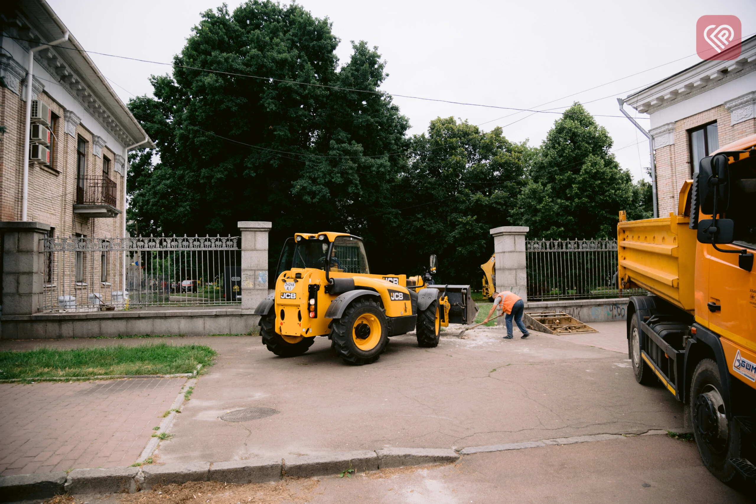 Аварійні ворота в парк імені Тараса Шевченка демонтували вслід за пам’ятником «возз’єднання» (фото)