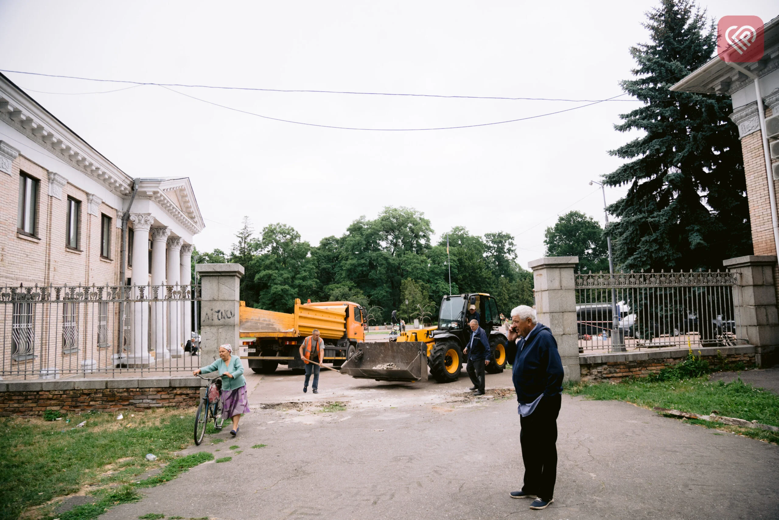 Аварійні ворота в парк імені Тараса Шевченка демонтували вслід за пам’ятником «возз’єднання» (фото)