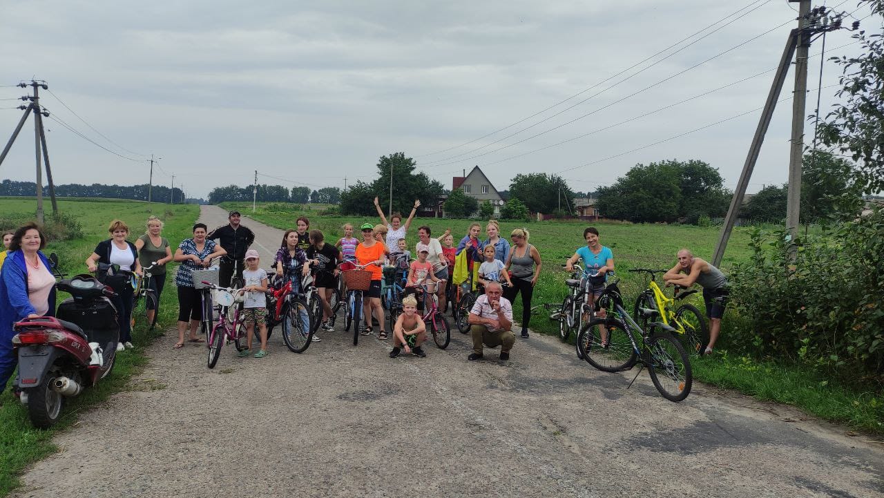 «Молодь обирає спорт!»: у своє свято хлопці і дівчата з Переяславщини влаштували велопробіг