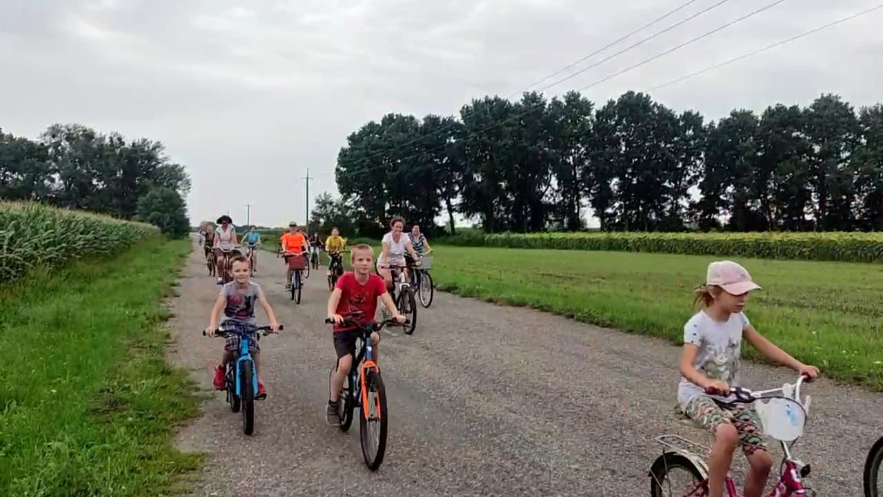 «Молодь обирає спорт!»: у своє свято хлопці і дівчата з Переяславщини влаштували велопробіг