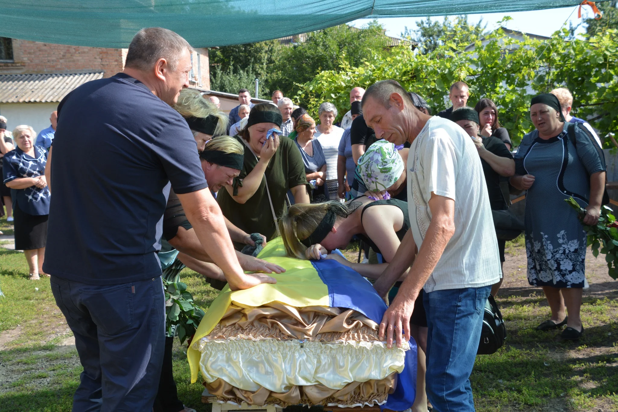 Студениківська громада попрощалась з полеглим захисником