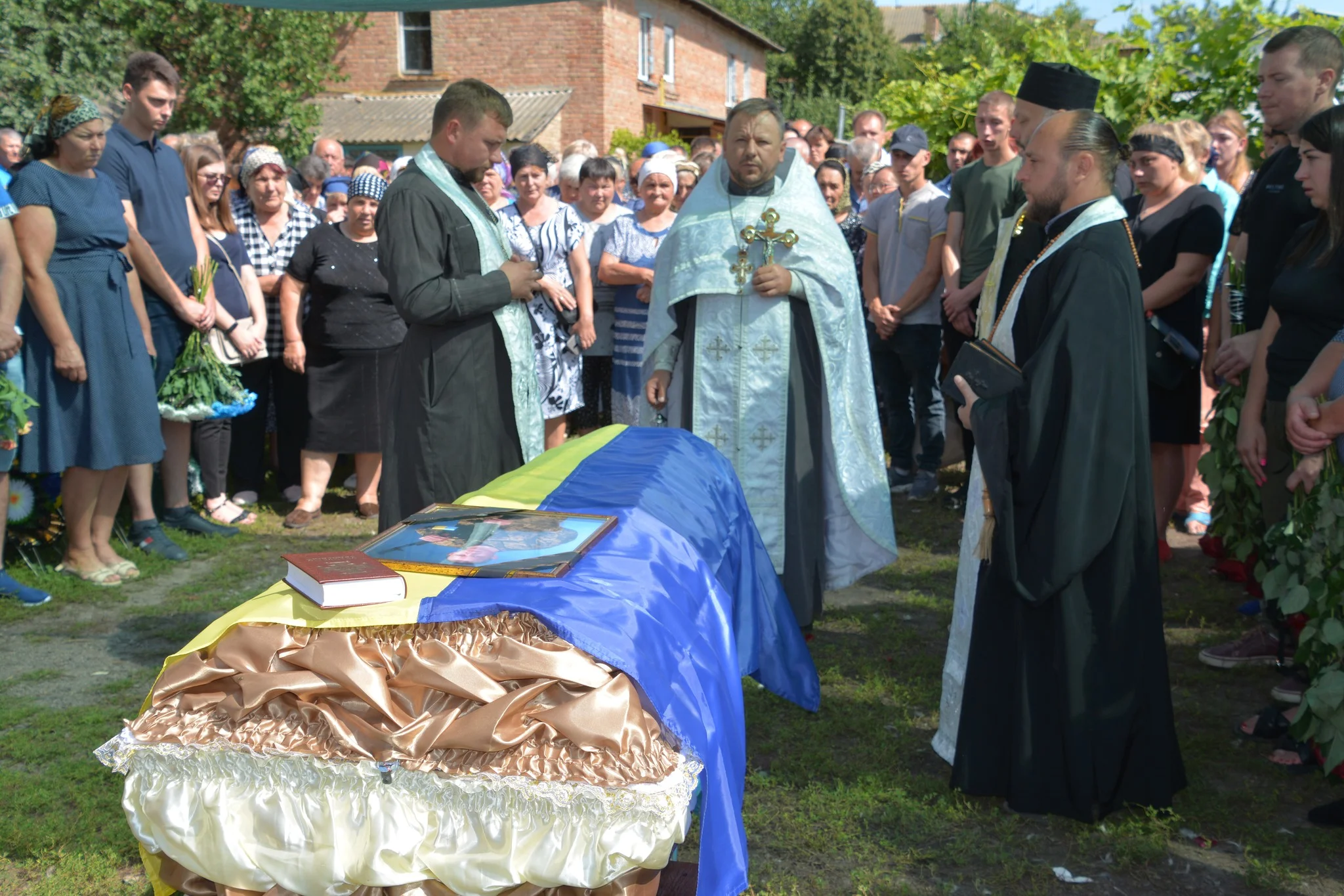 Студениківська громада попрощалась з полеглим захисником