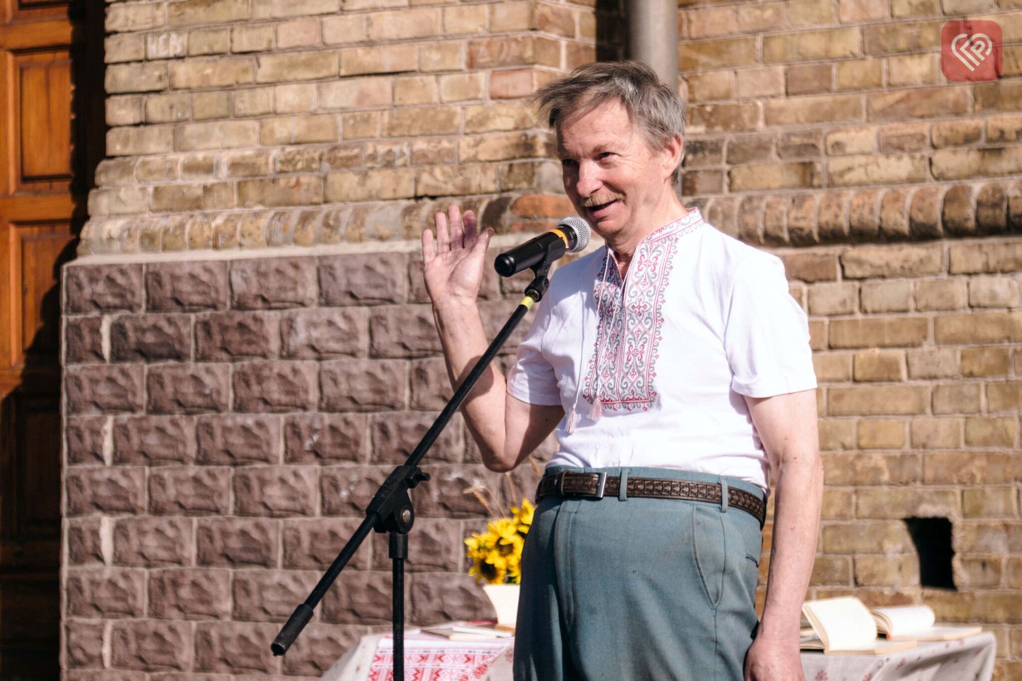 У Переяславі відкрили меморіальну дошку поету-земляку Володимиру Коломійцю