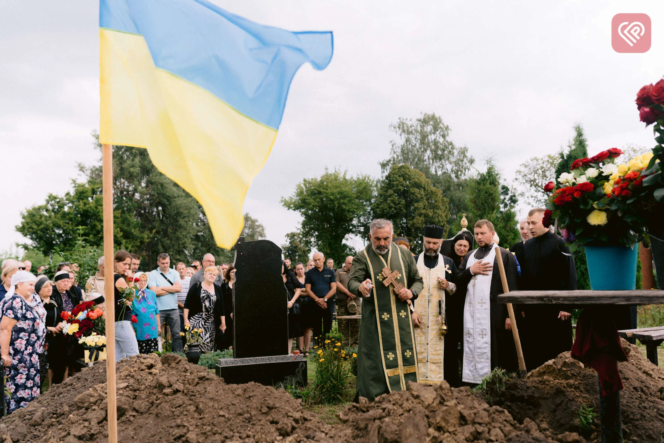 Переяславці велелюдно провели у останній земний шлях захисника Валерія Сахна (відео)
