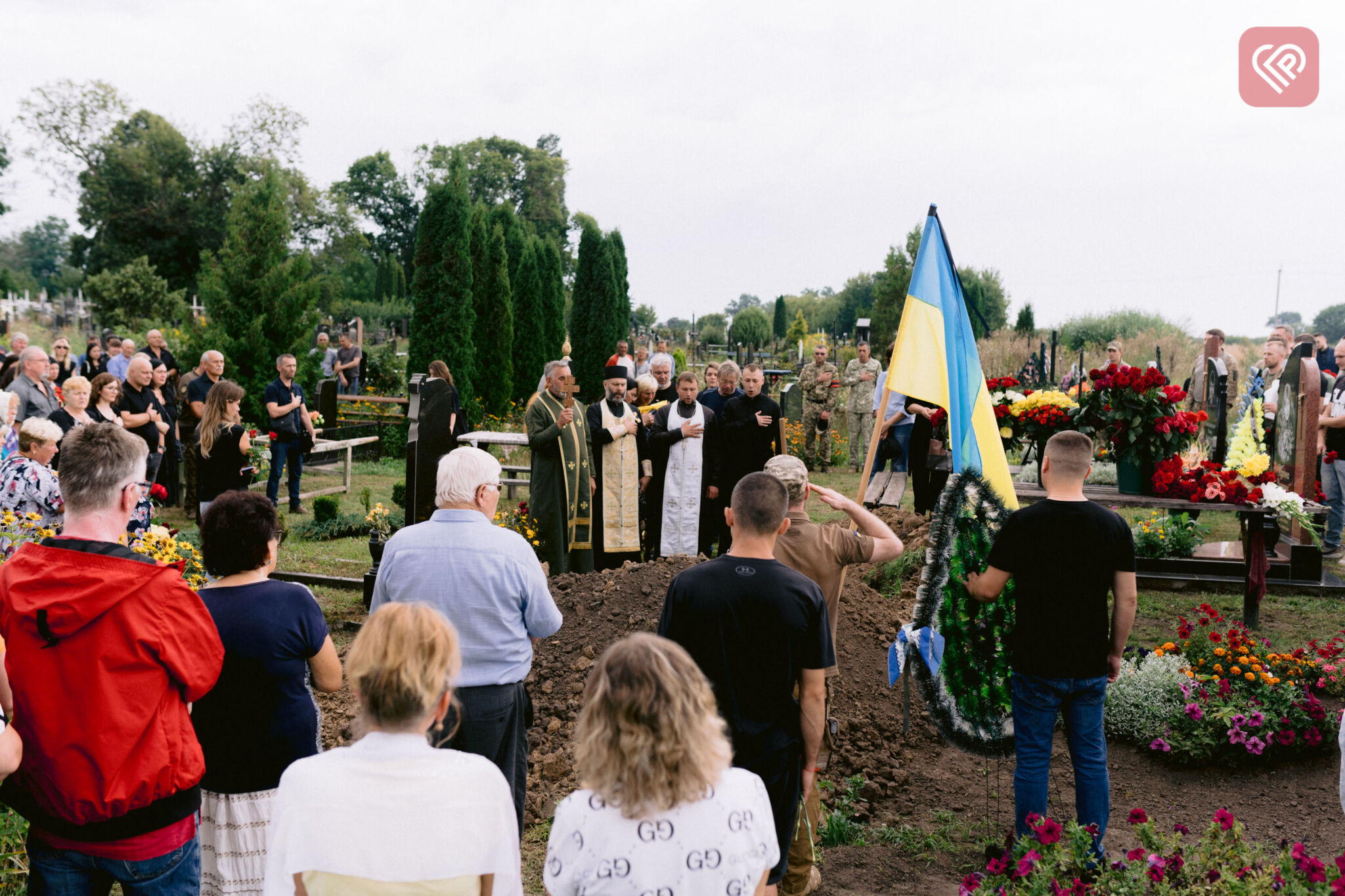 Переяславці велелюдно провели у останній земний шлях захисника Валерія Сахна (відео)