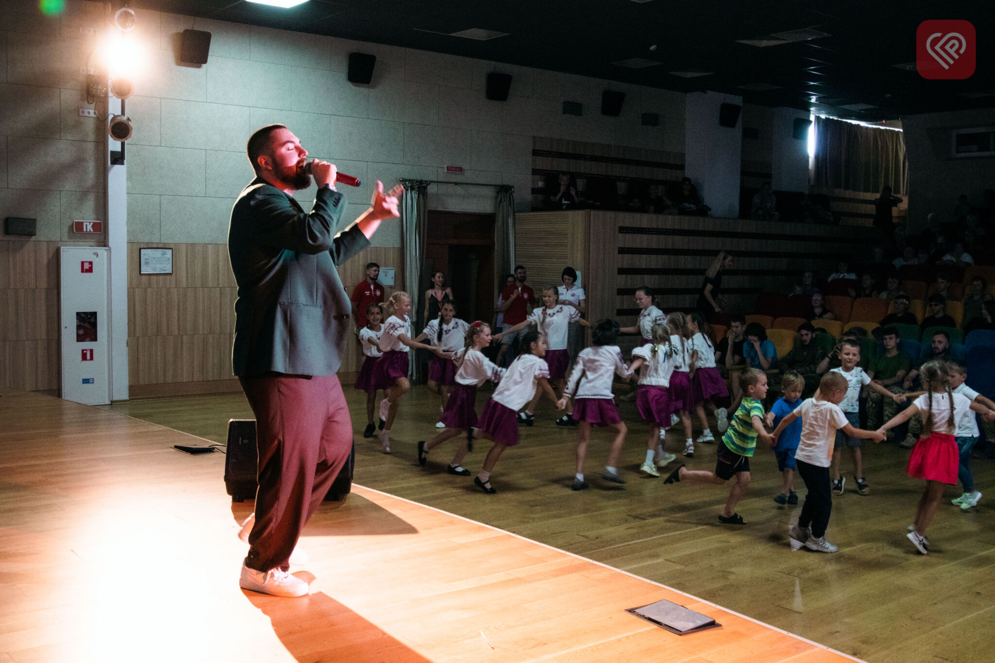 Ведучим концерту був волонтер ГО «Волонтерський центр «Перемога», бориспільний реп-виконавець Ян Коньок