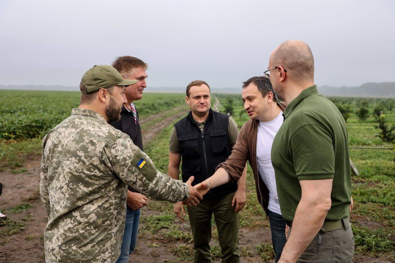 Прем’єр-міністр Денис Шмигаль та голова КОВА Олексій Кулеба відвідали фермерське господарство на Переяславщині
