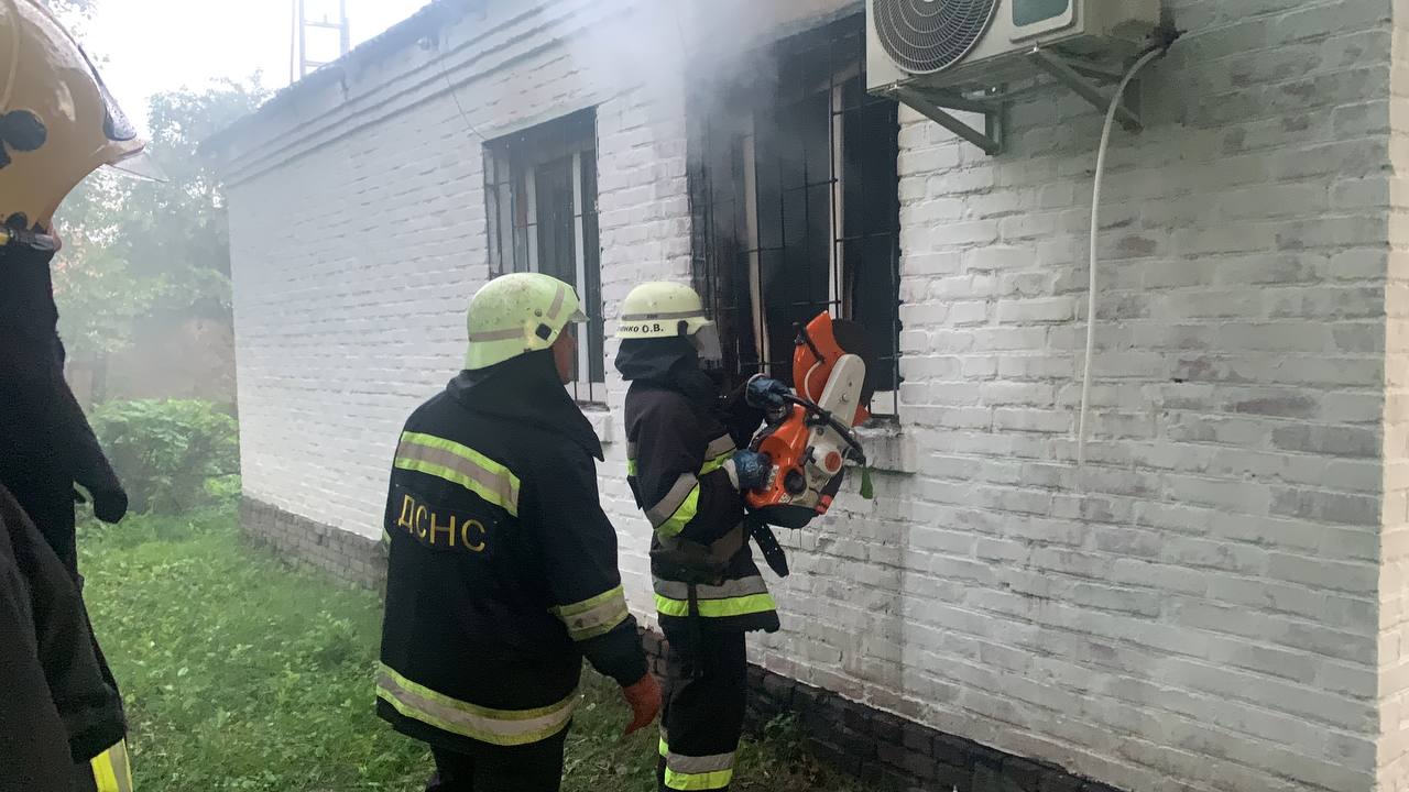 Пожежа у Переяславі: горіло поштове відділення (фото з місця подій)