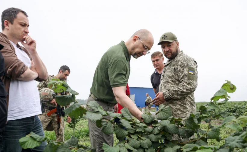 Прем’єр-міністр Денис Шмигаль та голова КОВА Олексій Кулеба відвідали фермерське господарство на Переяславщині