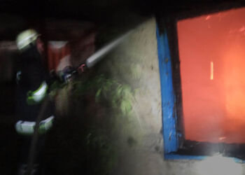 На Переяславщині горів житловий будинок. Рятувальники виявили два обгорілих тіла (фото та відео з місця події)