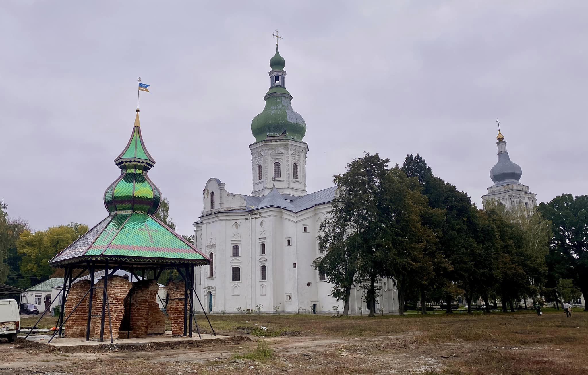 Біля Вознесенського собору встановили купол на «капличку», яку змальовував Тарас Шевченко