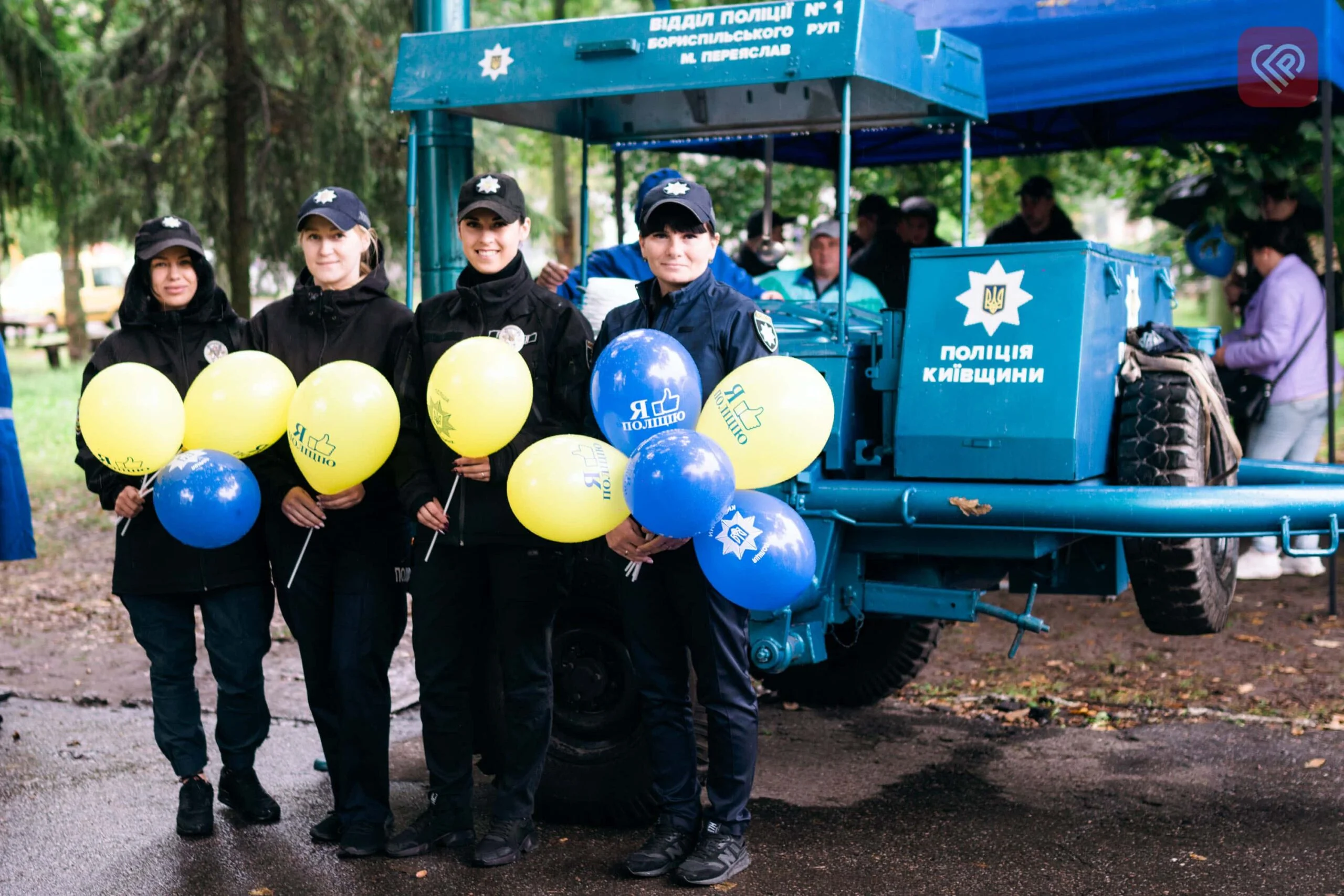 Поліцейська каша, теплий чай і випічка: як правоохоронці привітали переяславців з Днем міста