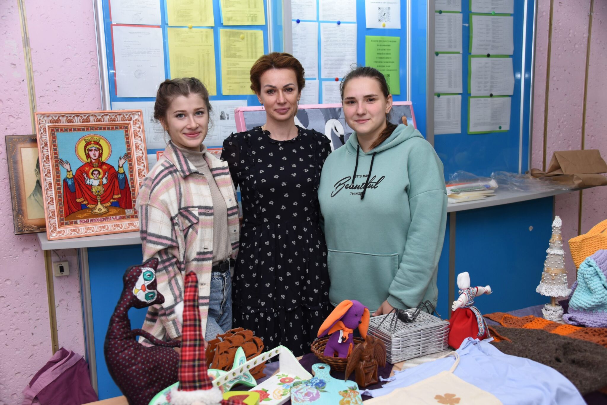 Творчість що допомагає захисникам: в університеті провели мистецьку акцію «Разом до перемоги»