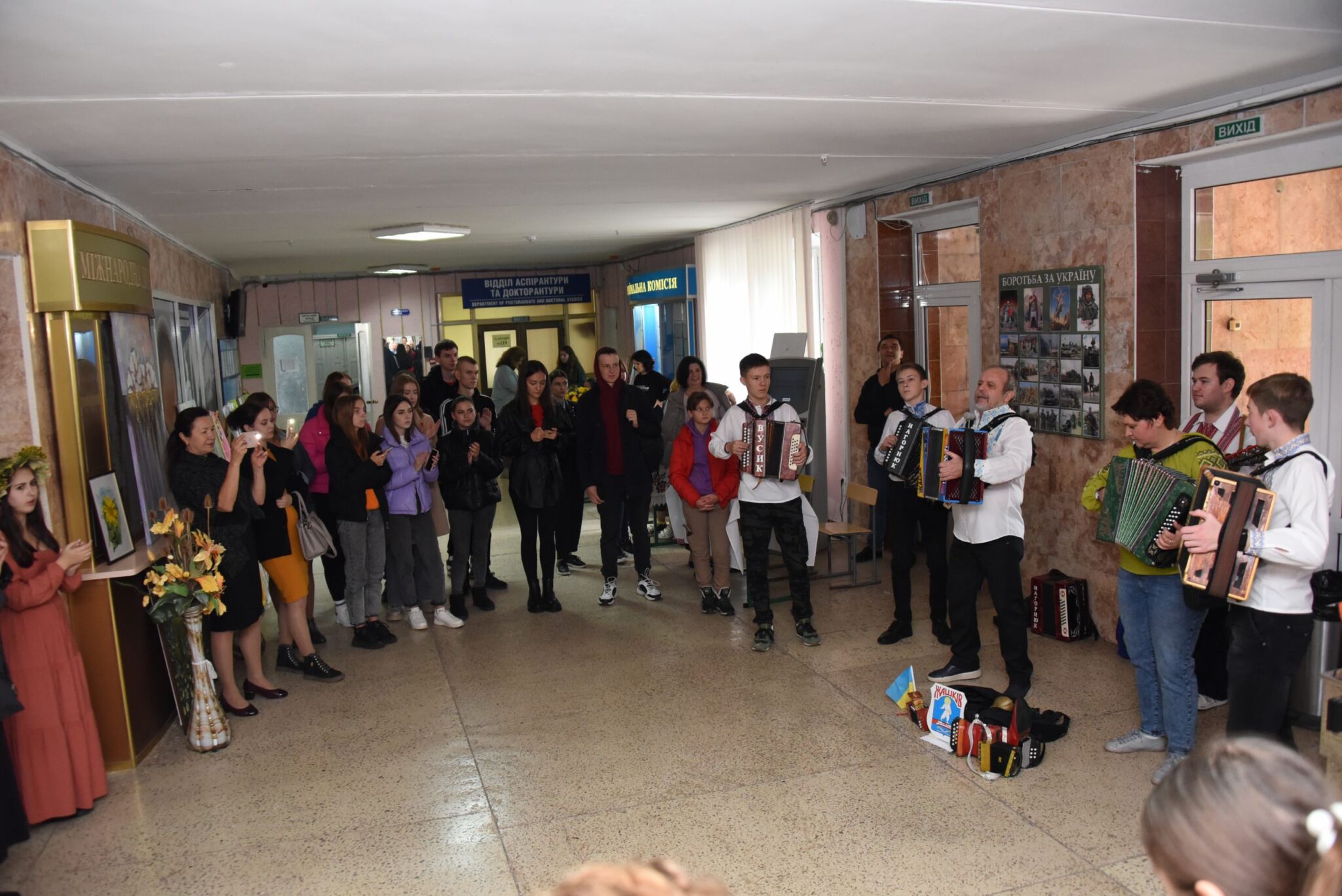 Творчість що допомагає захисникам: в університеті провели мистецьку акцію «Разом до перемоги»