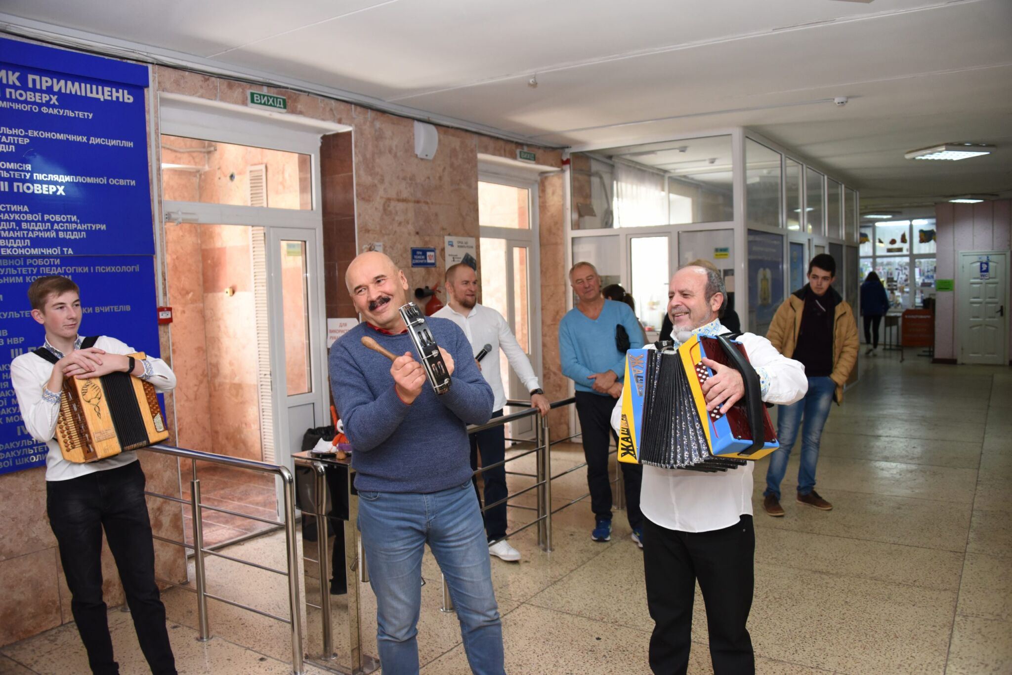 Творчість що допомагає захисникам: в університеті провели мистецьку акцію «Разом до перемоги»