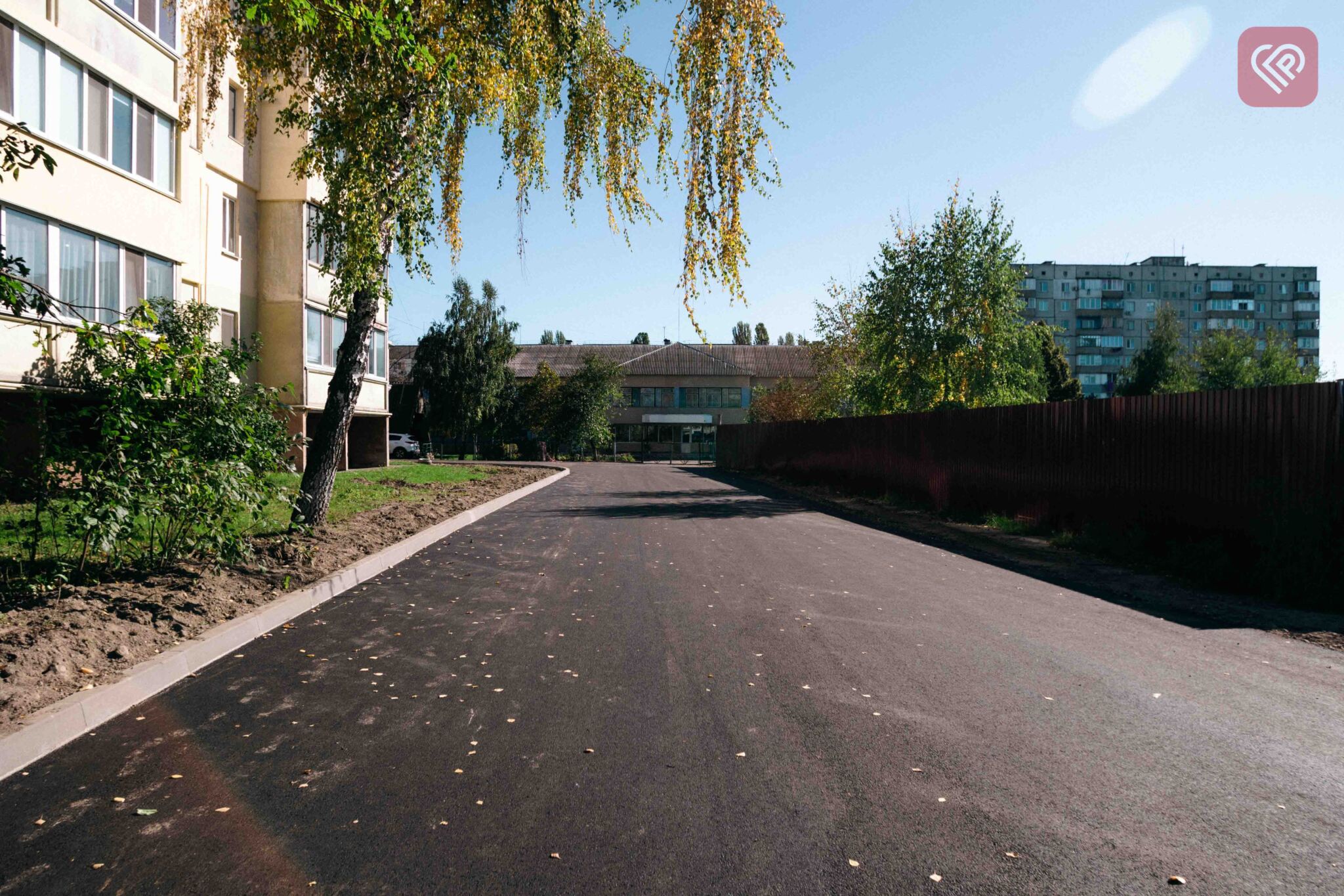 Ремонт та асфальтування під’їзного шляху на Можайській, 9 завершено – Вячеслав Саулко та Олександр Гончаренко (відео від ProSlav)