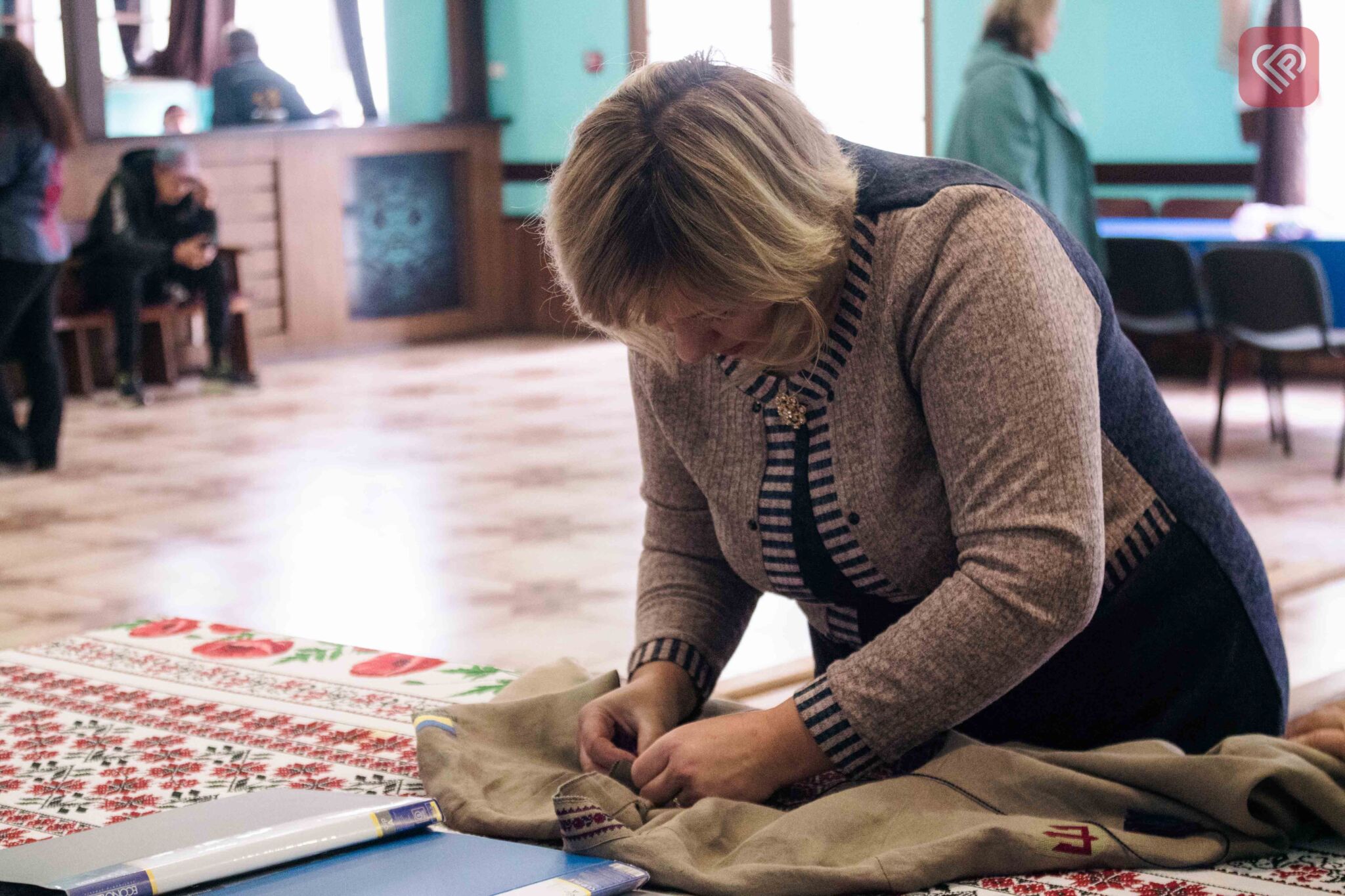 Переяславські майстрині долучились до проекту «Сорочка для захисника» та передали пару вишитих сорочок на передову