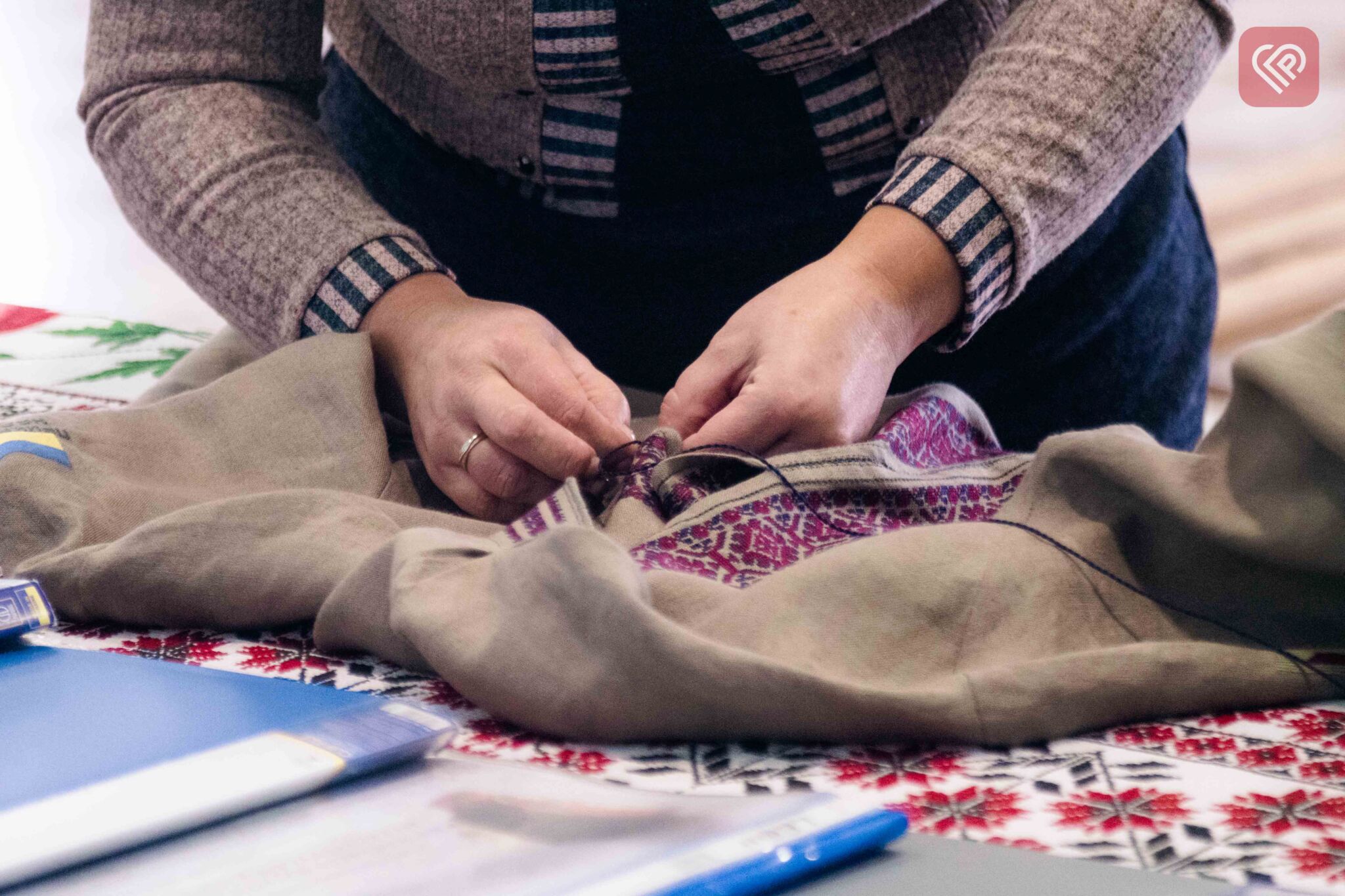 Переяславські майстрині долучились до проекту «Сорочка для захисника» та передали пару вишитих сорочок на передову